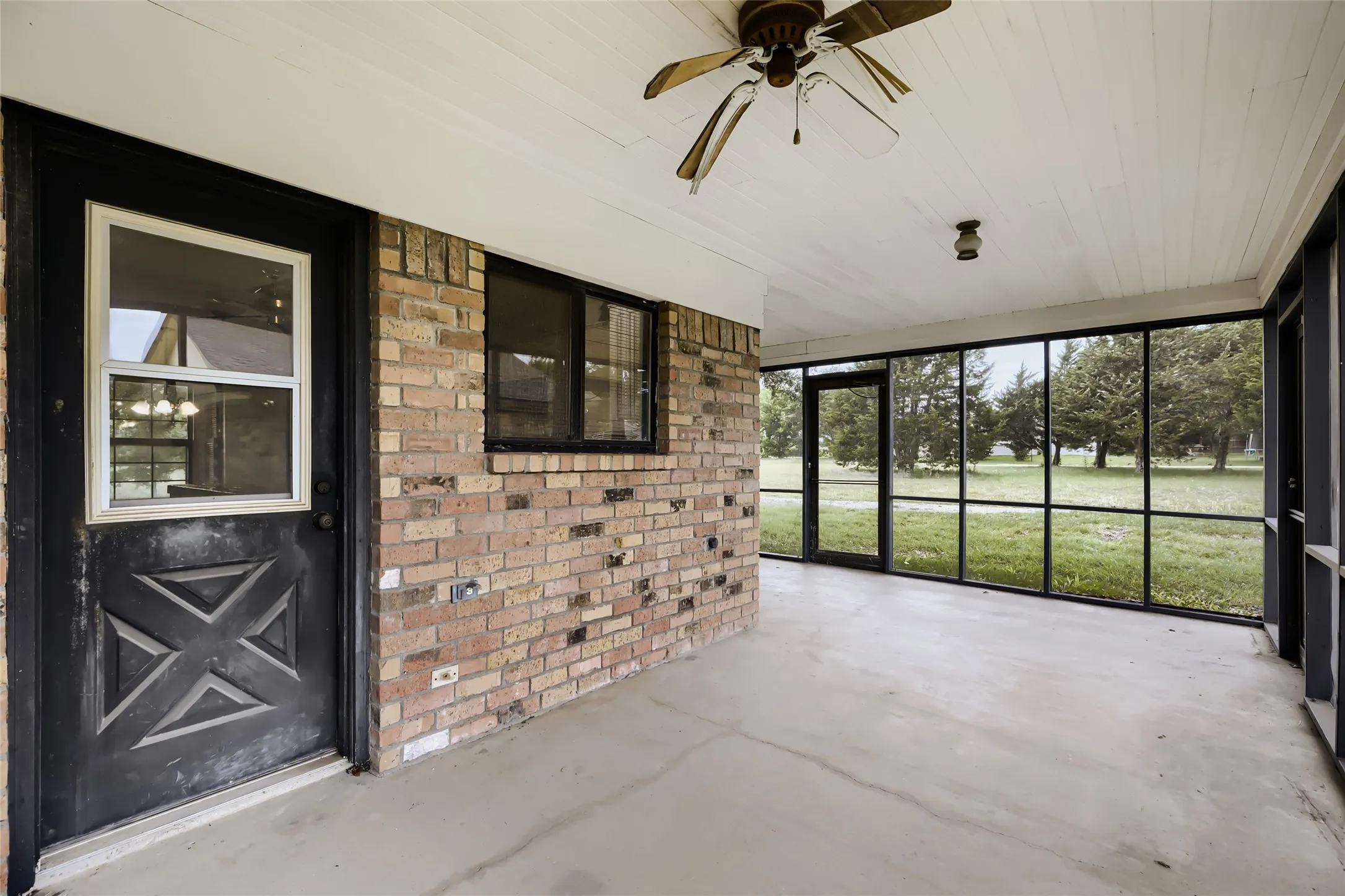 Single Family Residence For Sale in Ellis County , 8251 Slippery Creek Court, Red Oak, Texas 75154, 3 Bedroom, 2 Bathroom, 1 Garage spaces, 1,478 Sqft, built in 1987, mls#21161131, Real Estate Agent in Red Oak, Homes For Sale in Ellis county, Homes For Sale in Red Oak, Realtor in Red Oak Texas, Real Estate Brokerage Independent Realty Texas, Luminita Cordes Realtor