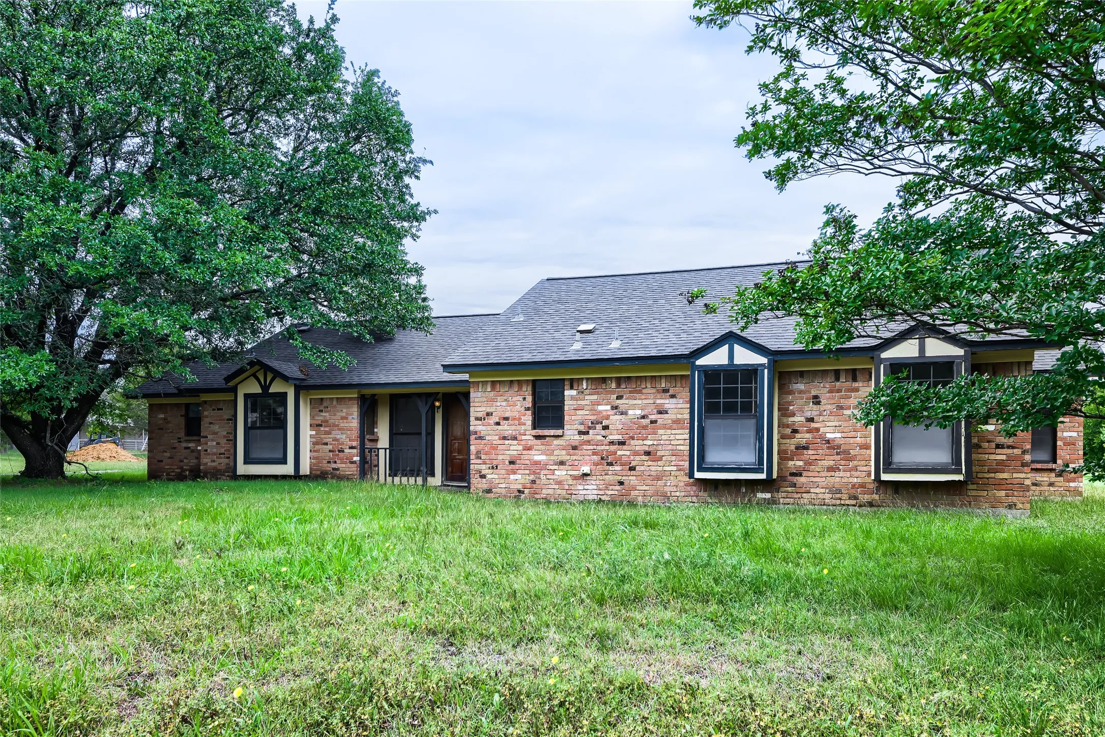 Single Family Residence For Sale in Ellis County , 8251 Slippery Creek Court, Red Oak, Texas 75154, 3 Bedroom, 2 Bathroom, 1 Garage spaces, 1,478 Sqft, built in 1987, mls#21161131, Real Estate Agent in Red Oak, Homes For Sale in Ellis county, Homes For Sale in Red Oak, Realtor in Red Oak Texas, Real Estate Brokerage Independent Realty Texas, Luminita Cordes Realtor