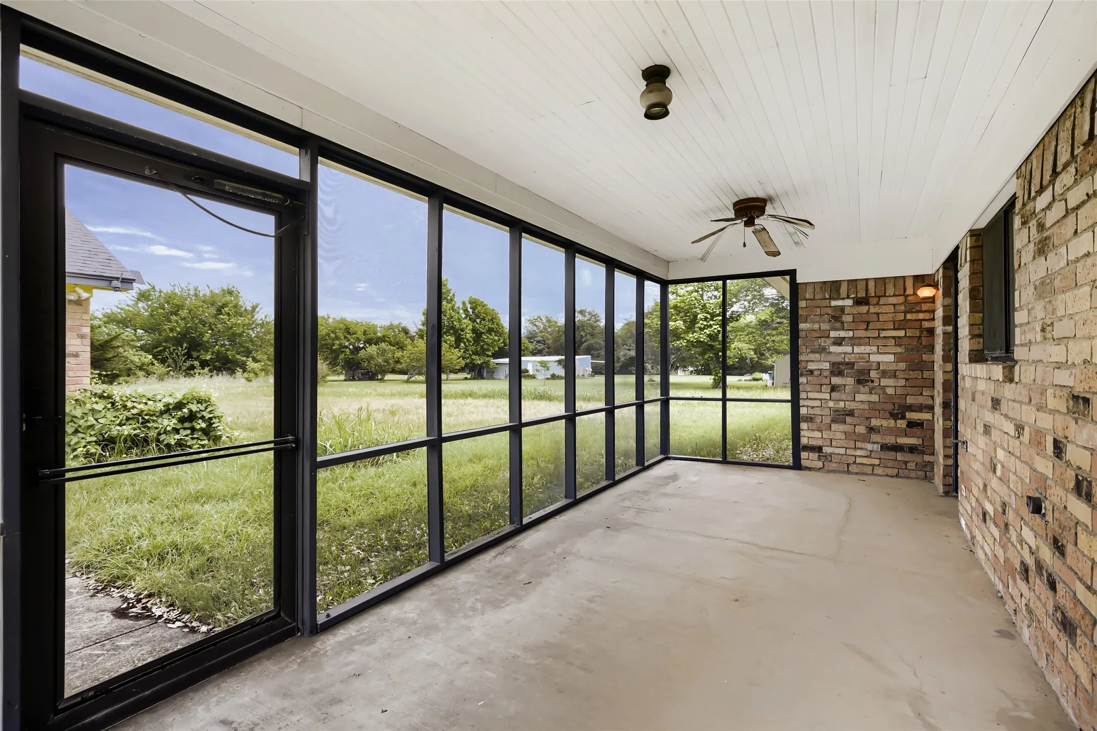 Single Family Residence For Sale in Ellis County , 8251 Slippery Creek Court, Red Oak, Texas 75154, 3 Bedroom, 2 Bathroom, 1 Garage spaces, 1,478 Sqft, built in 1987, mls#21161131, Real Estate Agent in Red Oak, Homes For Sale in Ellis county, Homes For Sale in Red Oak, Realtor in Red Oak Texas, Real Estate Brokerage Independent Realty Texas, Luminita Cordes Realtor
