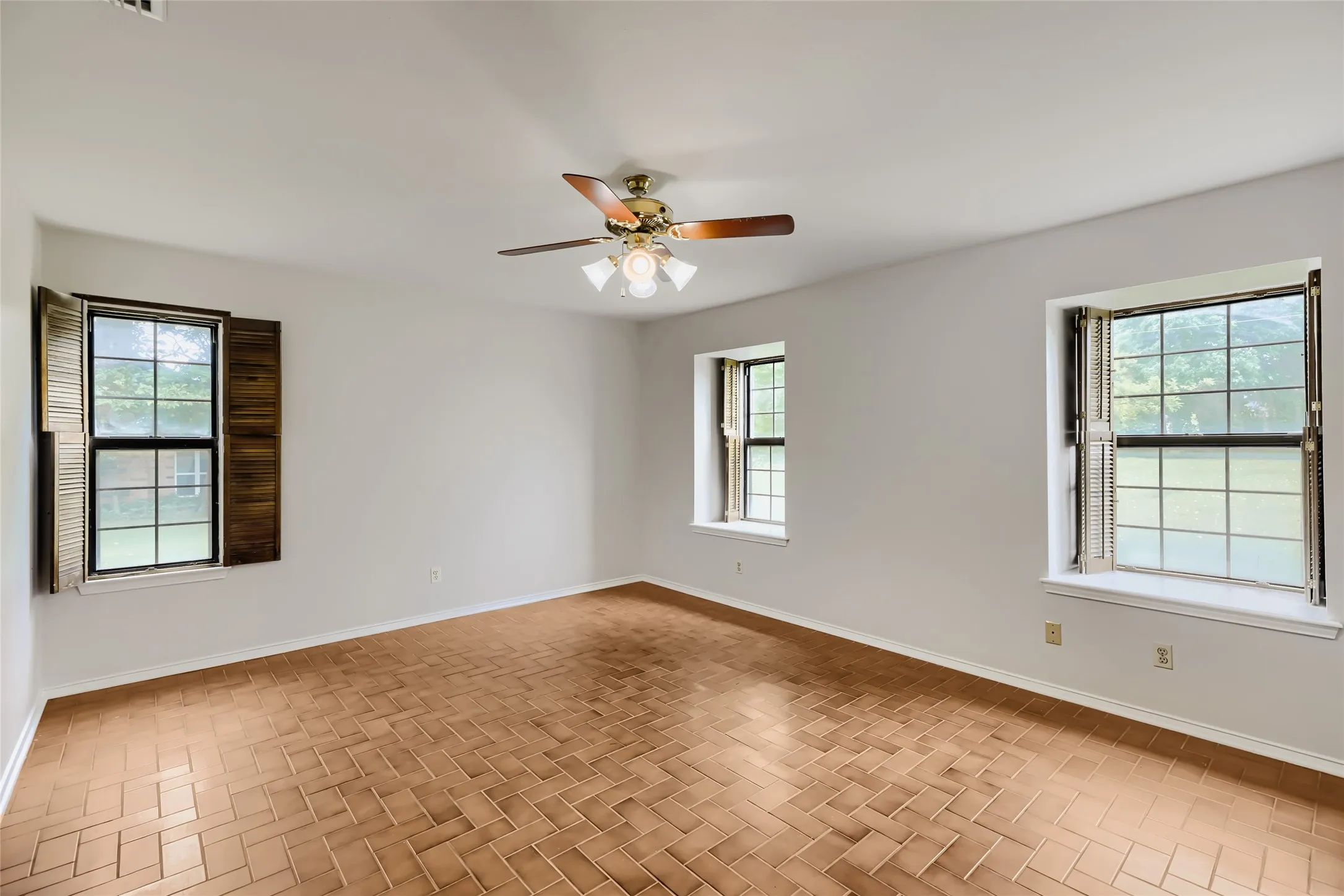 Single Family Residence For Sale in Ellis County , 8251 Slippery Creek Court, Red Oak, Texas 75154, 3 Bedroom, 2 Bathroom, 1 Garage spaces, 1,478 Sqft, built in 1987, mls#21161131, Real Estate Agent in Red Oak, Homes For Sale in Ellis county, Homes For Sale in Red Oak, Realtor in Red Oak Texas, Real Estate Brokerage Independent Realty Texas, Luminita Cordes Realtor