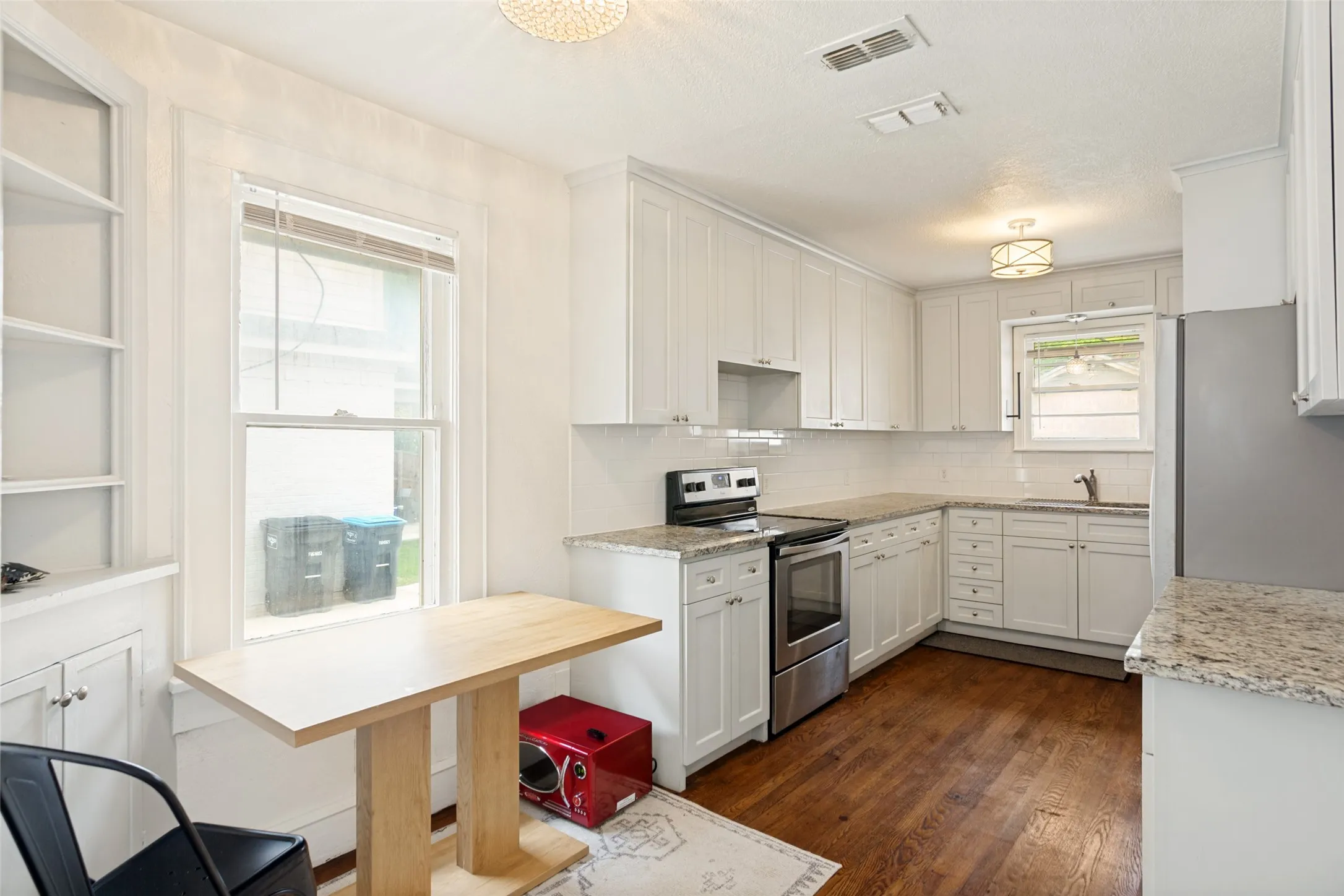 Single Family Residence For Rent in Tarrant County , 3115 Odessa Avenue, Fort Worth, Texas 76109, 3 Bedrooms, 3 Bathrooms, 2 Garage spaces, 1,556 Sqft, built in 1930, Preowned, Price $4,250, mls#21249432, Real Estate Agent in Fort Worth, Homes For Rent in Tarrant county, Homes For Rent in Fort Worth, Realtor in Fort Worth Texas, Real Estate Brokerage Independent Realty Texas, Luminita Cordes Realtor