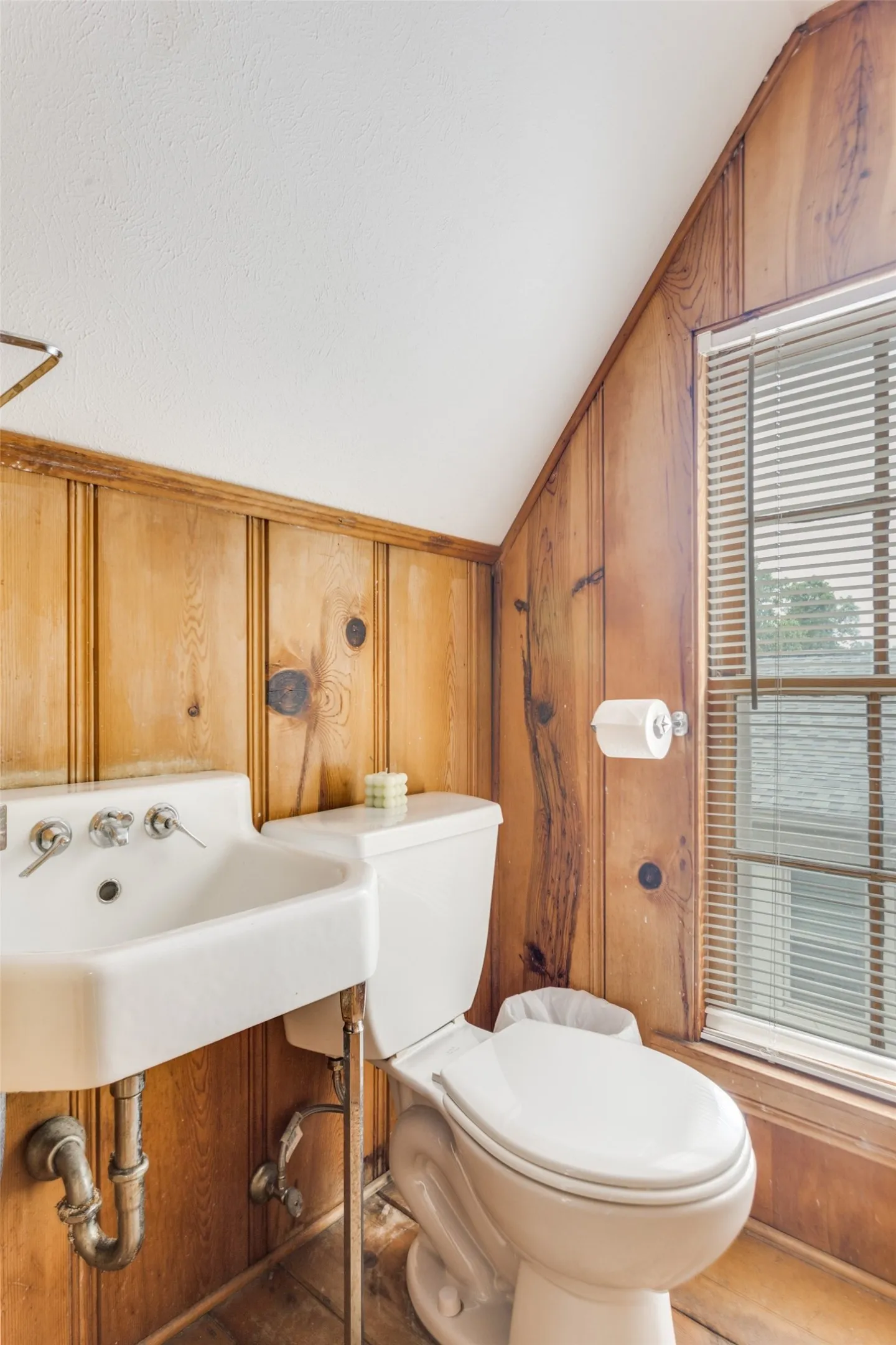 Single Family Residence For Rent in Tarrant County , 3115 Odessa Avenue, Fort Worth, Texas 76109, 3 Bedrooms, 3 Bathrooms, 2 Garage spaces, 1,556 Sqft, built in 1930, Preowned, Price $4,250, mls#21249432, Real Estate Agent in Fort Worth, Homes For Rent in Tarrant county, Homes For Rent in Fort Worth, Realtor in Fort Worth Texas, Real Estate Brokerage Independent Realty Texas, Luminita Cordes Realtor