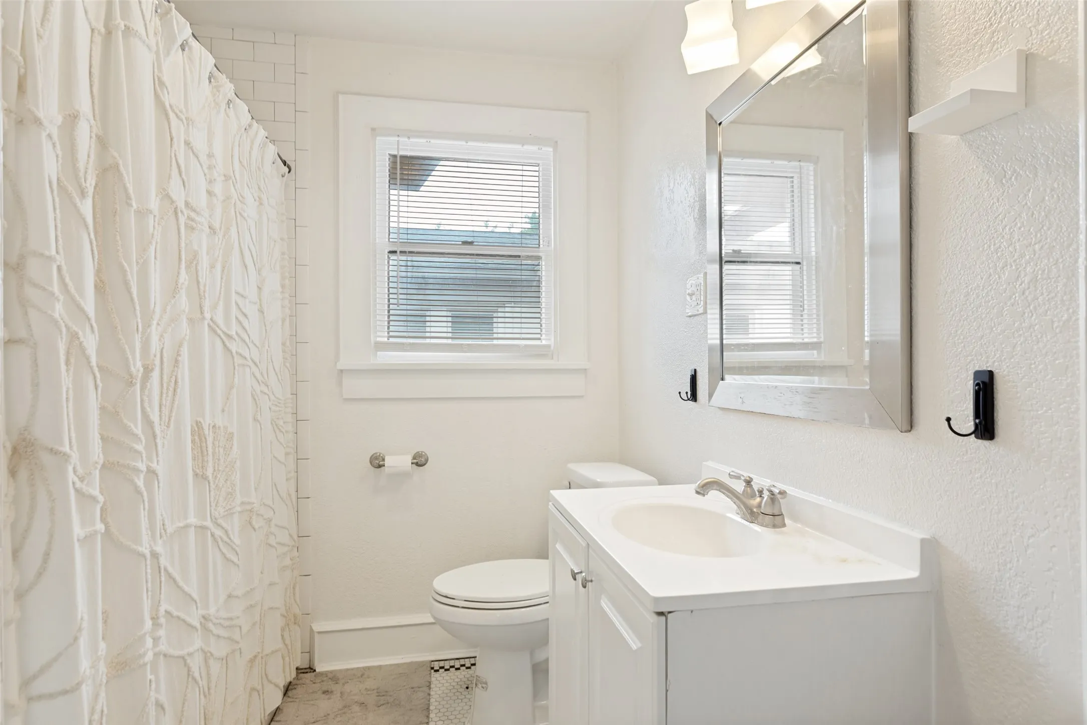 Single Family Residence For Rent in Tarrant County , 3115 Odessa Avenue, Fort Worth, Texas 76109, 3 Bedrooms, 3 Bathrooms, 2 Garage spaces, 1,556 Sqft, built in 1930, Preowned, Price $4,250, mls#21249432, Real Estate Agent in Fort Worth, Homes For Rent in Tarrant county, Homes For Rent in Fort Worth, Realtor in Fort Worth Texas, Real Estate Brokerage Independent Realty Texas, Luminita Cordes Realtor