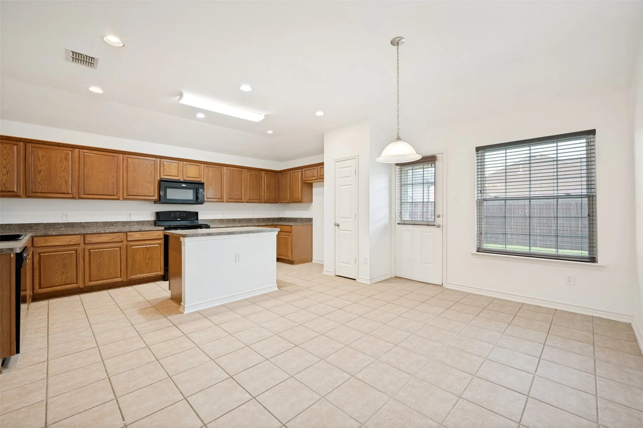 Single Family Residence For Rent in Denton County , 2683 Lake Ridge Drive, Little Elm, Texas 75068, 3 Bedroom, 2 Bathroom, 2 Garage spaces, 2,082 Sqft, built in 2006, Preowned, mls#21260636, Real Estate Agent in Little Elm, Homes For Rent in Denton county, Homes For Rent in Little Elm, Realtor in Little Elm Texas, Real Estate Brokerage Independent Realty Texas, Luminita Cordes Realtor