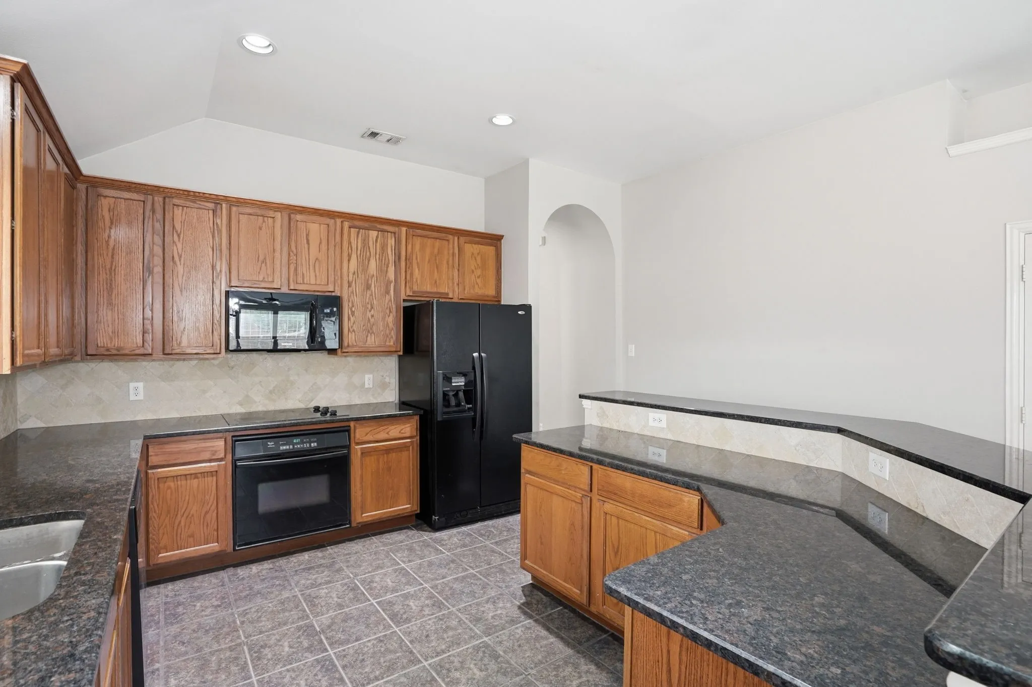 Notice full wrap-around raised countertop