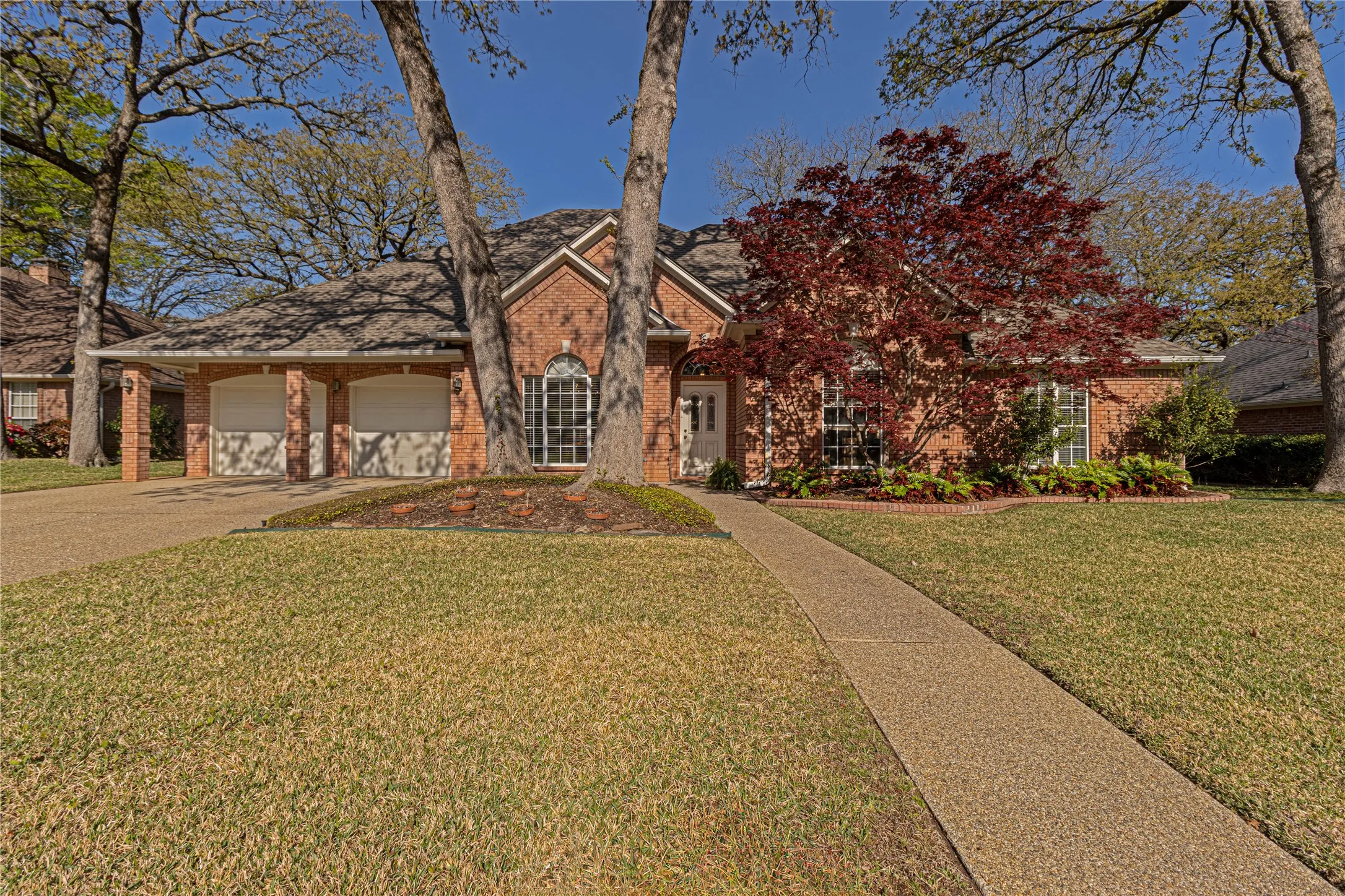 Single Family Residence For Sale in Smith County , 3312 Pebblebrook, Tyler, Texas 75707, 4 Bedroom, 2 Bathroom, 2 Garage spaces, 2,521 Sqft, built in 1994, Preowned, mls#21260708, Real Estate Agent in Tyler, Homes For Sale in Smith county, Homes For Sale in Tyler, Realtor in Tyler Texas, Real Estate Brokerage Independent Realty Texas, Luminita Cordes Realtor
