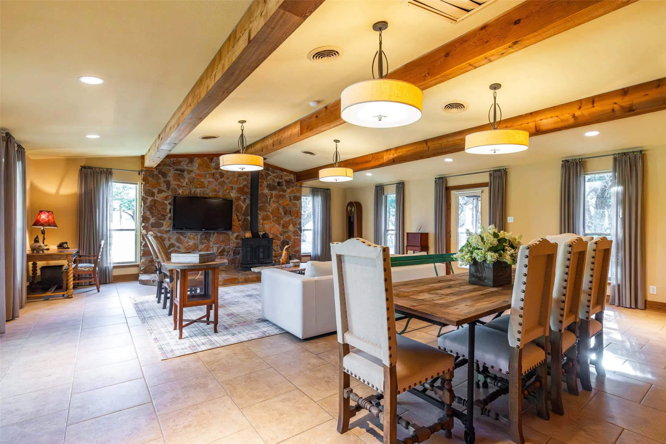 Single Family Residence For Sale in Hill County , 104 Private Road 216, Whitney, Texas 76692, 8 Bedrooms, 4 Bathrooms, Garage spaces, 2,172 Sqft, built in 1962, Preowned, Price $8,500,000, mls#21260702, Real Estate Agent in Whitney, Homes For Sale in Hill county, Homes For Sale in Whitney, Realtor in Whitney Texas, Real Estate Brokerage Independent Realty Texas, Luminita Cordes Realtor