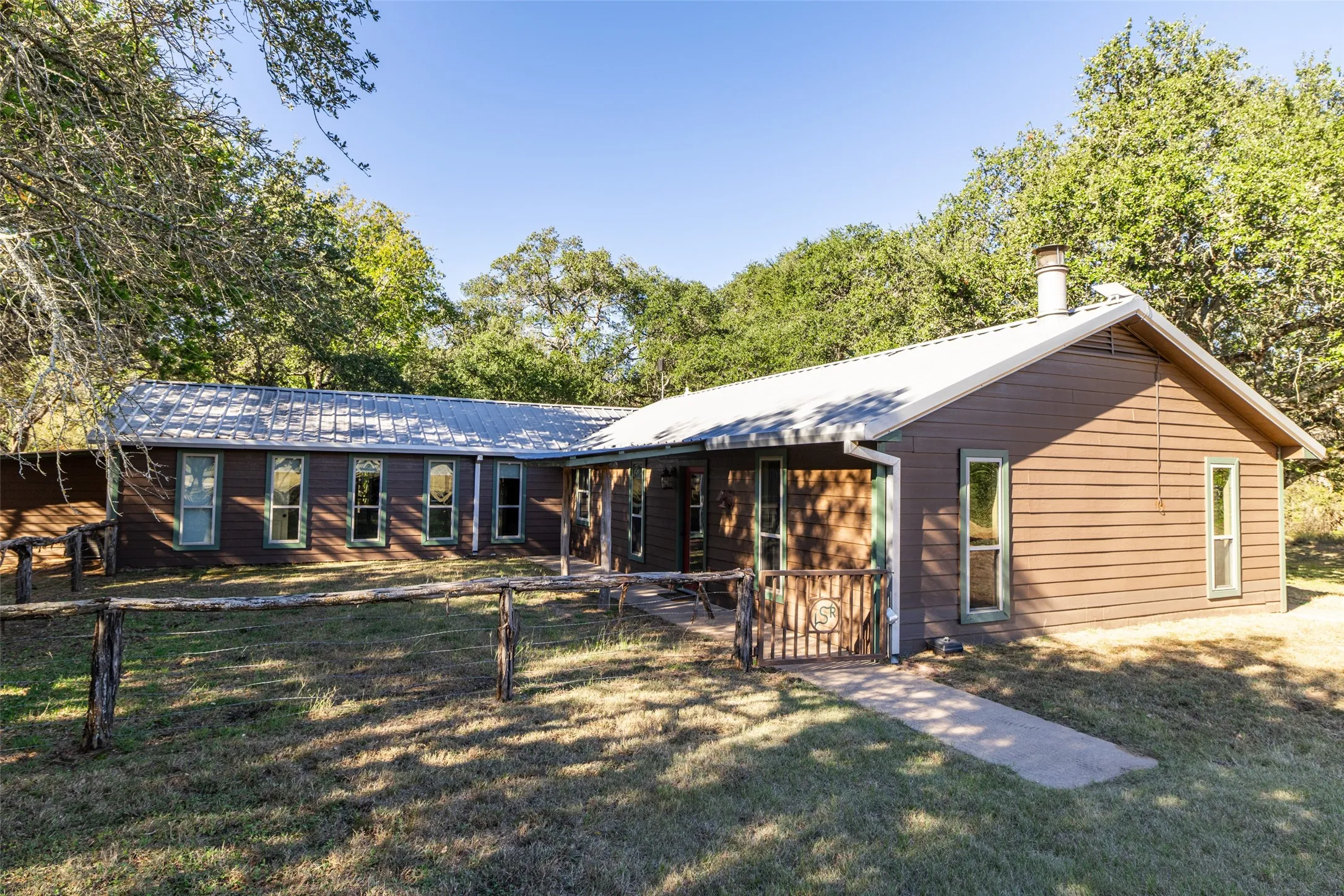 Single Family Residence For Sale in Hill County , 104 Private Road 216, Whitney, Texas 76692, 8 Bedrooms, 4 Bathrooms, Garage spaces, 2,172 Sqft, built in 1962, Preowned, Price $8,500,000, mls#21260702, Real Estate Agent in Whitney, Homes For Sale in Hill county, Homes For Sale in Whitney, Realtor in Whitney Texas, Real Estate Brokerage Independent Realty Texas, Luminita Cordes Realtor