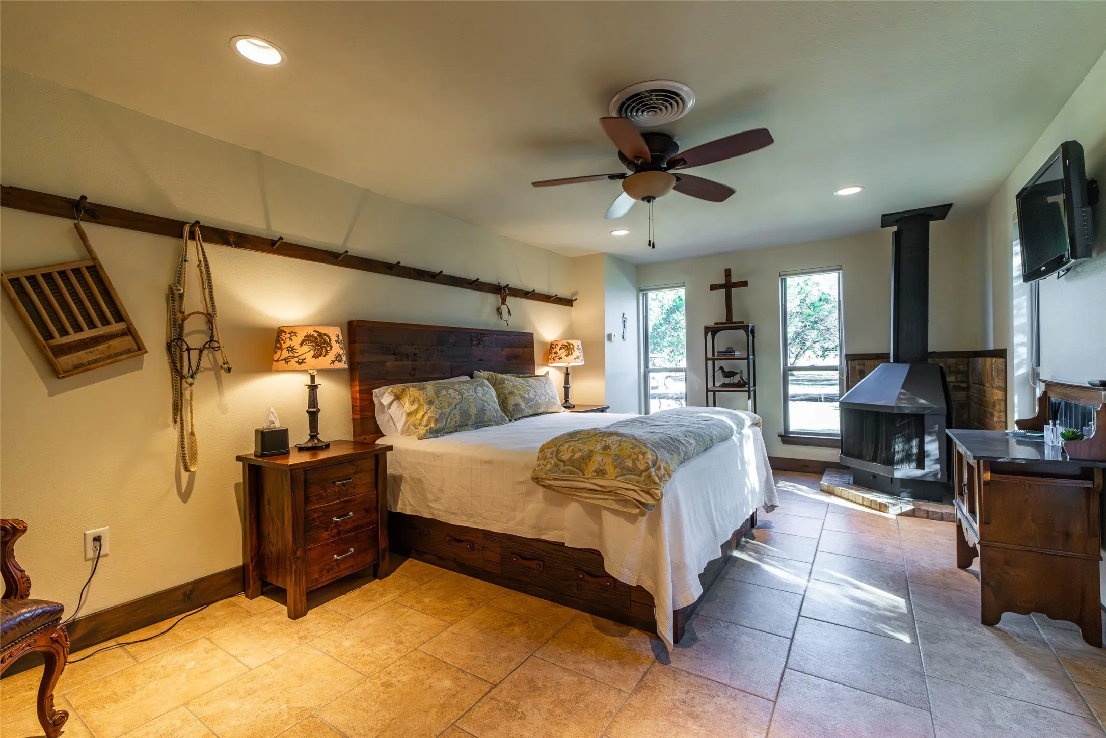 Single Family Residence For Sale in Hill County , 104 Private Road 216, Whitney, Texas 76692, 8 Bedrooms, 4 Bathrooms, Garage spaces, 2,172 Sqft, built in 1962, Preowned, Price $8,500,000, mls#21260702, Real Estate Agent in Whitney, Homes For Sale in Hill county, Homes For Sale in Whitney, Realtor in Whitney Texas, Real Estate Brokerage Independent Realty Texas, Luminita Cordes Realtor