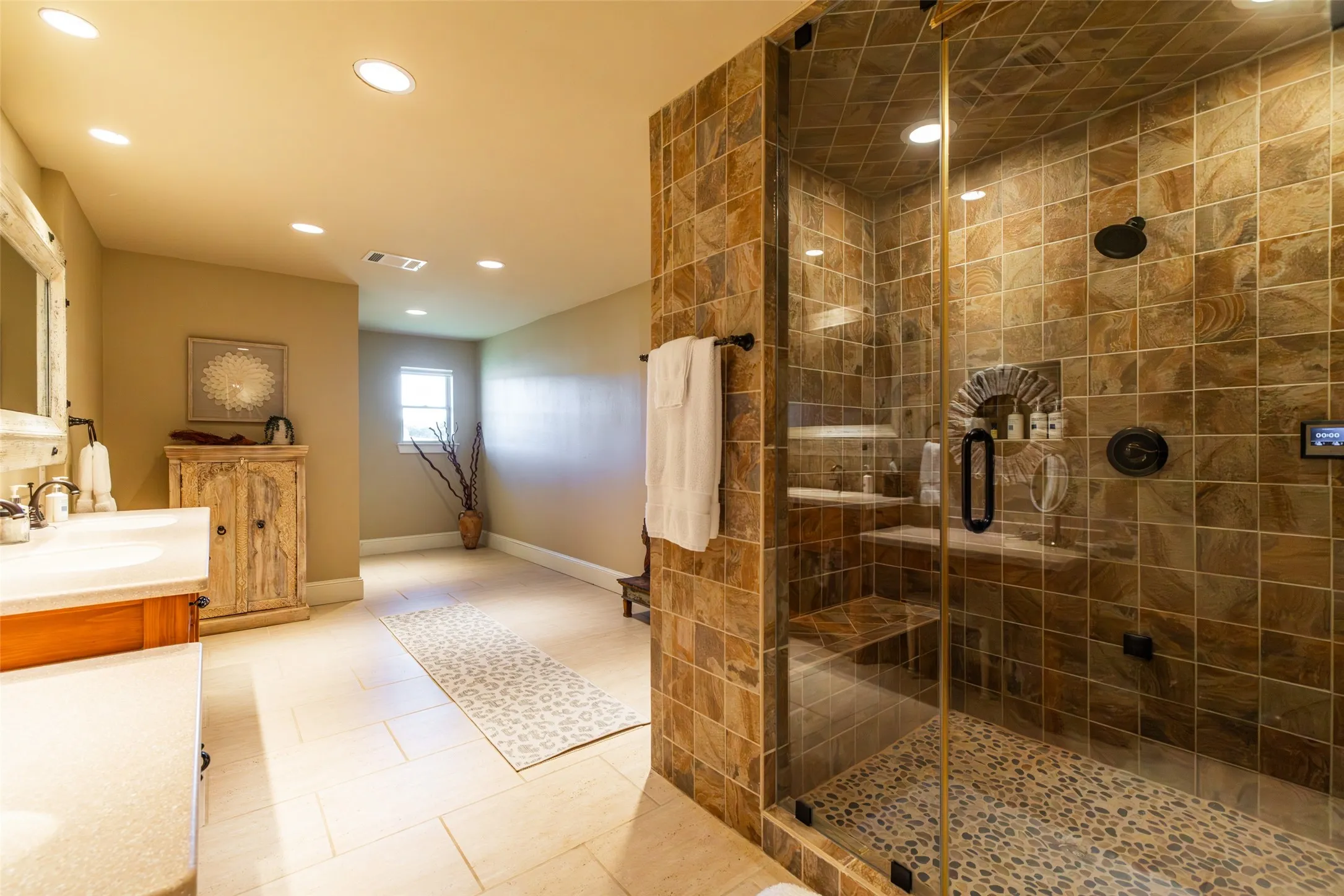 Single Family Residence For Sale in Hill County , 104 Private Road 216, Whitney, Texas 76692, 8 Bedrooms, 4 Bathrooms, Garage spaces, 2,172 Sqft, built in 1962, Preowned, Price $8,500,000, mls#21260702, Real Estate Agent in Whitney, Homes For Sale in Hill county, Homes For Sale in Whitney, Realtor in Whitney Texas, Real Estate Brokerage Independent Realty Texas, Luminita Cordes Realtor