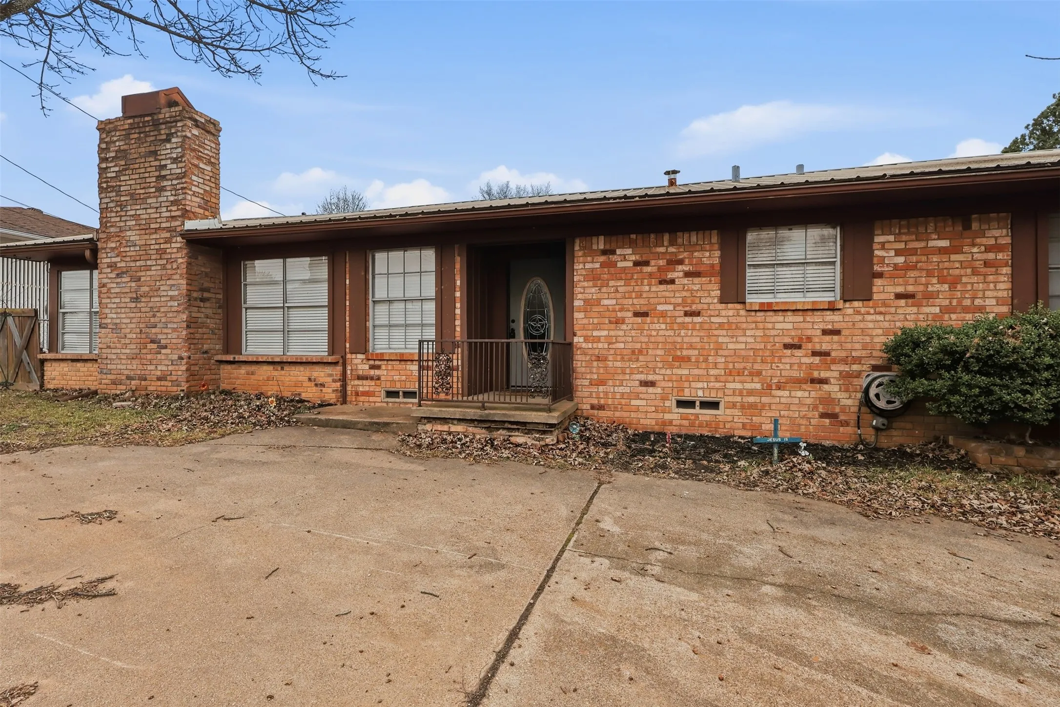 Single Family Residence For Sale in Wood County , 128 Laura Drive, Mineola, Texas 75773, 3 Bedroom, 2 Bathroom, Garage spaces, 2,096 Sqft, built in 1985, mls#21260504, Real Estate Agent in Mineola, Homes For Sale in Wood county, Homes For Sale in Mineola, Realtor in Mineola Texas, Real Estate Brokerage Independent Realty Texas, Luminita Cordes Realtor