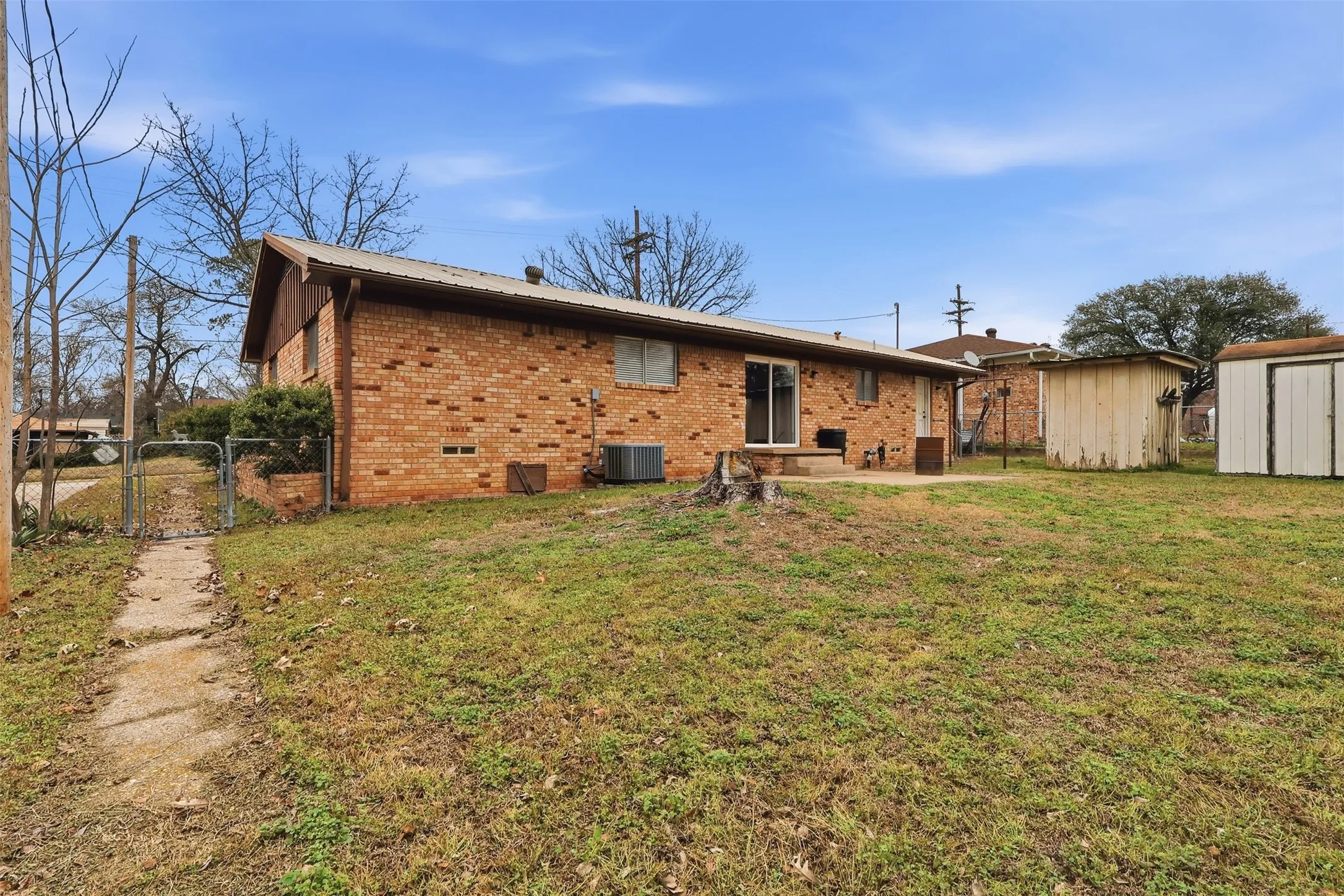 Single Family Residence For Sale in Wood County , 128 Laura Drive, Mineola, Texas 75773, 3 Bedroom, 2 Bathroom, Garage spaces, 2,096 Sqft, built in 1985, mls#21260504, Real Estate Agent in Mineola, Homes For Sale in Wood county, Homes For Sale in Mineola, Realtor in Mineola Texas, Real Estate Brokerage Independent Realty Texas, Luminita Cordes Realtor