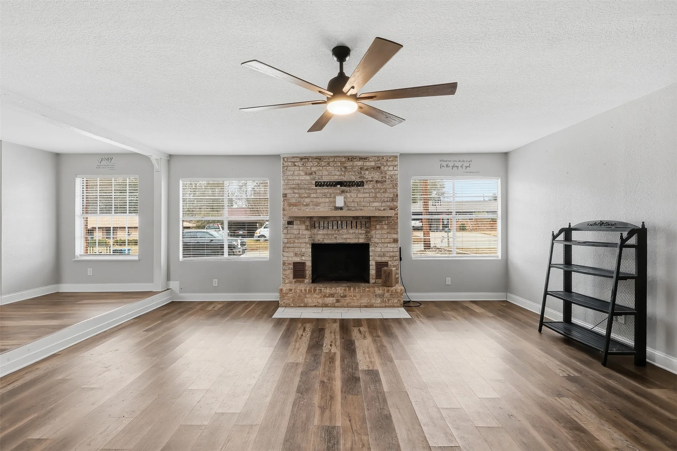 Single Family Residence For Sale in Wood County , 128 Laura Drive, Mineola, Texas 75773, 3 Bedroom, 2 Bathroom, Garage spaces, 2,096 Sqft, built in 1985, mls#21260504, Real Estate Agent in Mineola, Homes For Sale in Wood county, Homes For Sale in Mineola, Realtor in Mineola Texas, Real Estate Brokerage Independent Realty Texas, Luminita Cordes Realtor