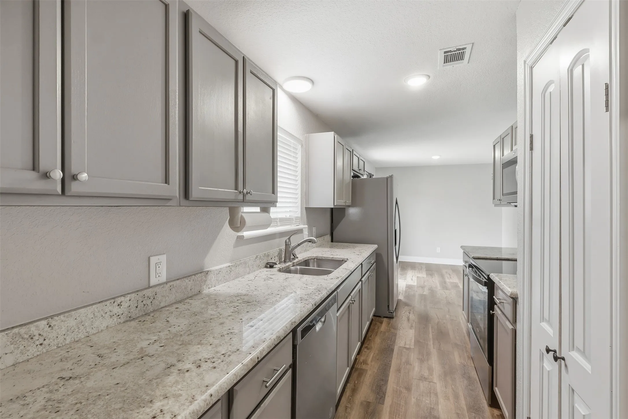 Single Family Residence For Sale in Wood County , 128 Laura Drive, Mineola, Texas 75773, 3 Bedroom, 2 Bathroom, Garage spaces, 2,096 Sqft, built in 1985, mls#21260504, Real Estate Agent in Mineola, Homes For Sale in Wood county, Homes For Sale in Mineola, Realtor in Mineola Texas, Real Estate Brokerage Independent Realty Texas, Luminita Cordes Realtor