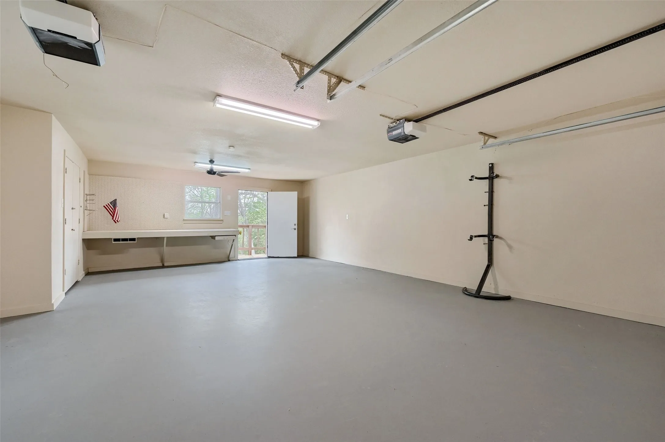 Single Family Residence For Sale in Grayson County , 2 Harborview Circle, Denison, Texas 75020, 3 Bedroom, 2 Bathroom, 2 Garage spaces, 2,250 Sqft, built in 1991, Preowned, mls#21259281, Real Estate Agent in Denison, Homes For Sale in Grayson county, Homes For Sale in Denison, Realtor in Denison Texas, Real Estate Brokerage Independent Realty Texas, Luminita Cordes Realtor