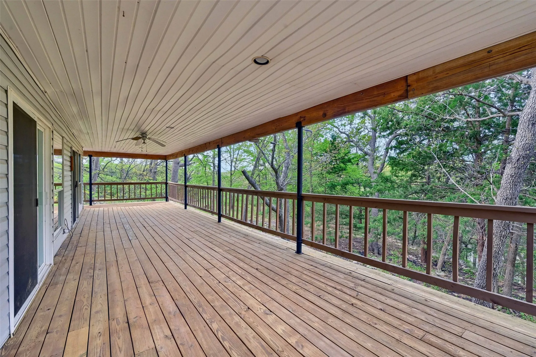 Single Family Residence For Sale in Grayson County , 2 Harborview Circle, Denison, Texas 75020, 3 Bedroom, 2 Bathroom, 2 Garage spaces, 2,250 Sqft, built in 1991, Preowned, mls#21259281, Real Estate Agent in Denison, Homes For Sale in Grayson county, Homes For Sale in Denison, Realtor in Denison Texas, Real Estate Brokerage Independent Realty Texas, Luminita Cordes Realtor