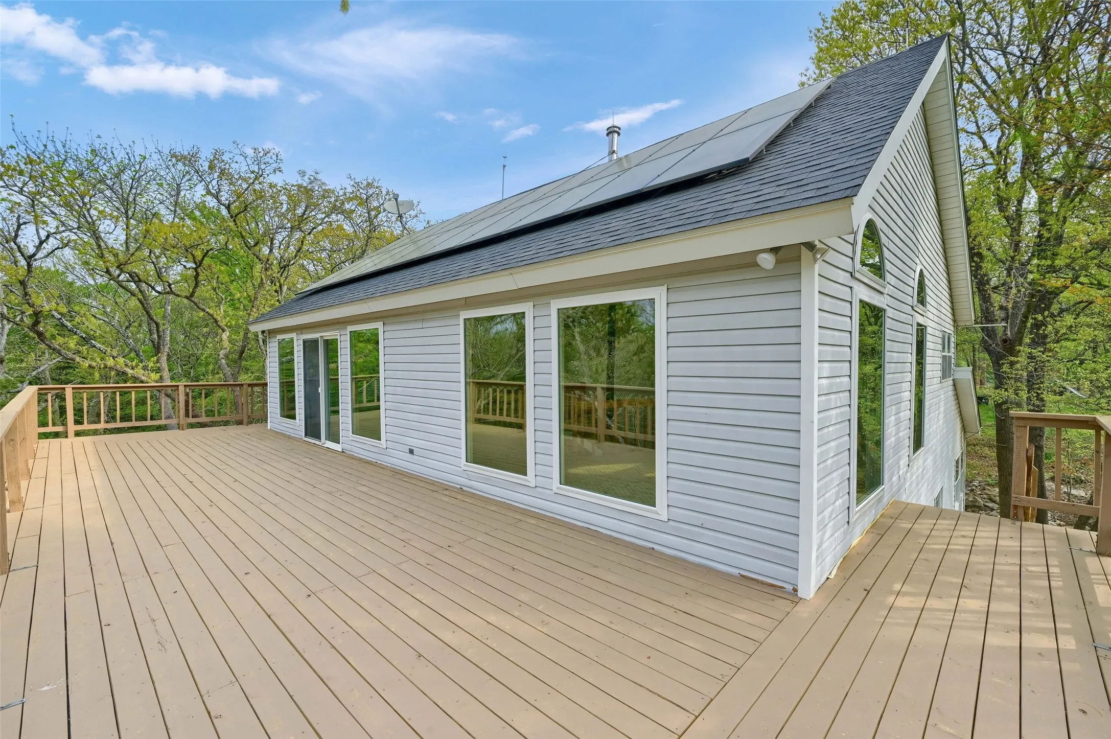 Single Family Residence For Sale in Grayson County , 2 Harborview Circle, Denison, Texas 75020, 3 Bedroom, 2 Bathroom, 2 Garage spaces, 2,250 Sqft, built in 1991, Preowned, mls#21259281, Real Estate Agent in Denison, Homes For Sale in Grayson county, Homes For Sale in Denison, Realtor in Denison Texas, Real Estate Brokerage Independent Realty Texas, Luminita Cordes Realtor