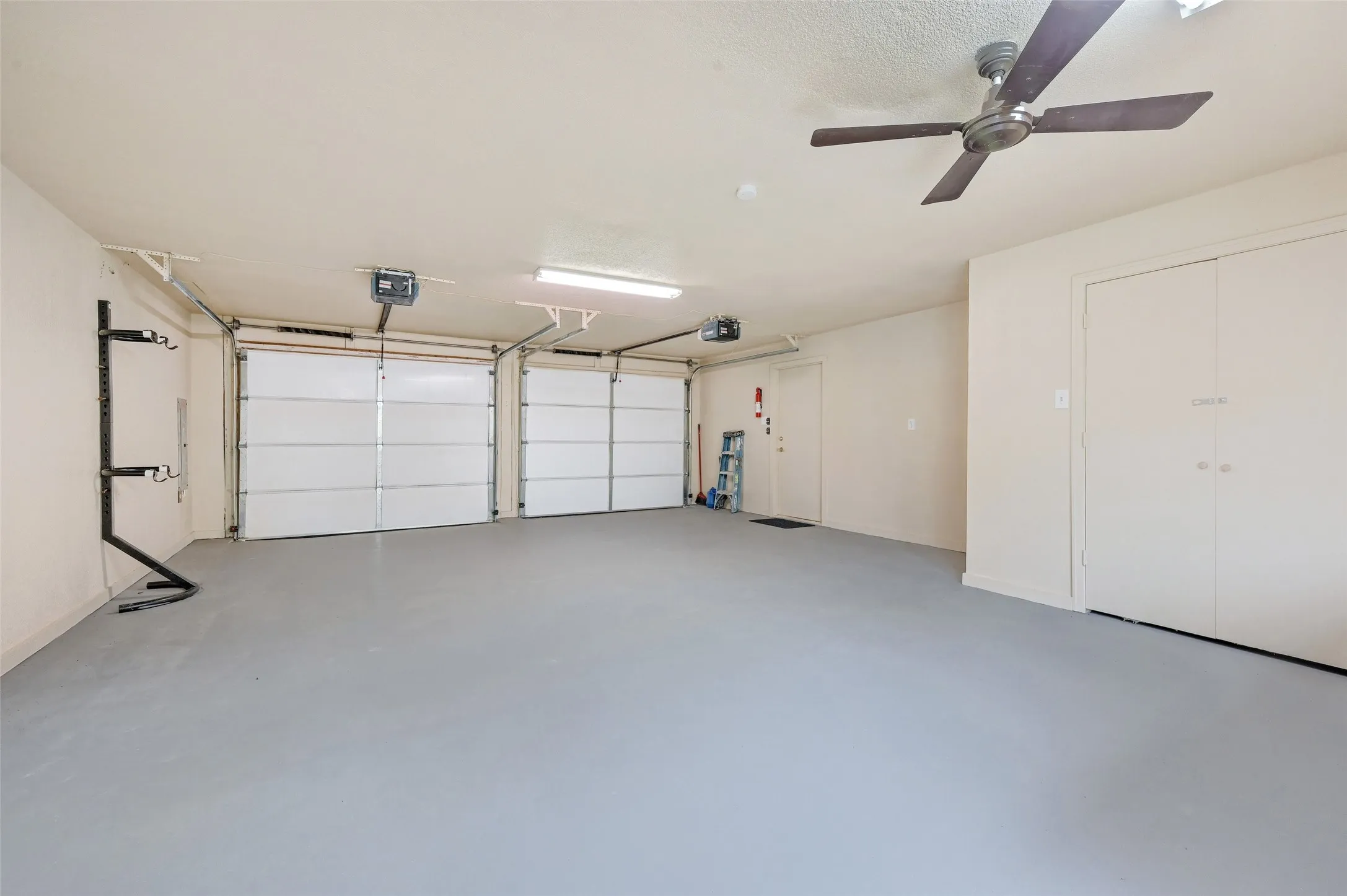 Single Family Residence For Sale in Grayson County , 2 Harborview Circle, Denison, Texas 75020, 3 Bedroom, 2 Bathroom, 2 Garage spaces, 2,250 Sqft, built in 1991, Preowned, mls#21259281, Real Estate Agent in Denison, Homes For Sale in Grayson county, Homes For Sale in Denison, Realtor in Denison Texas, Real Estate Brokerage Independent Realty Texas, Luminita Cordes Realtor