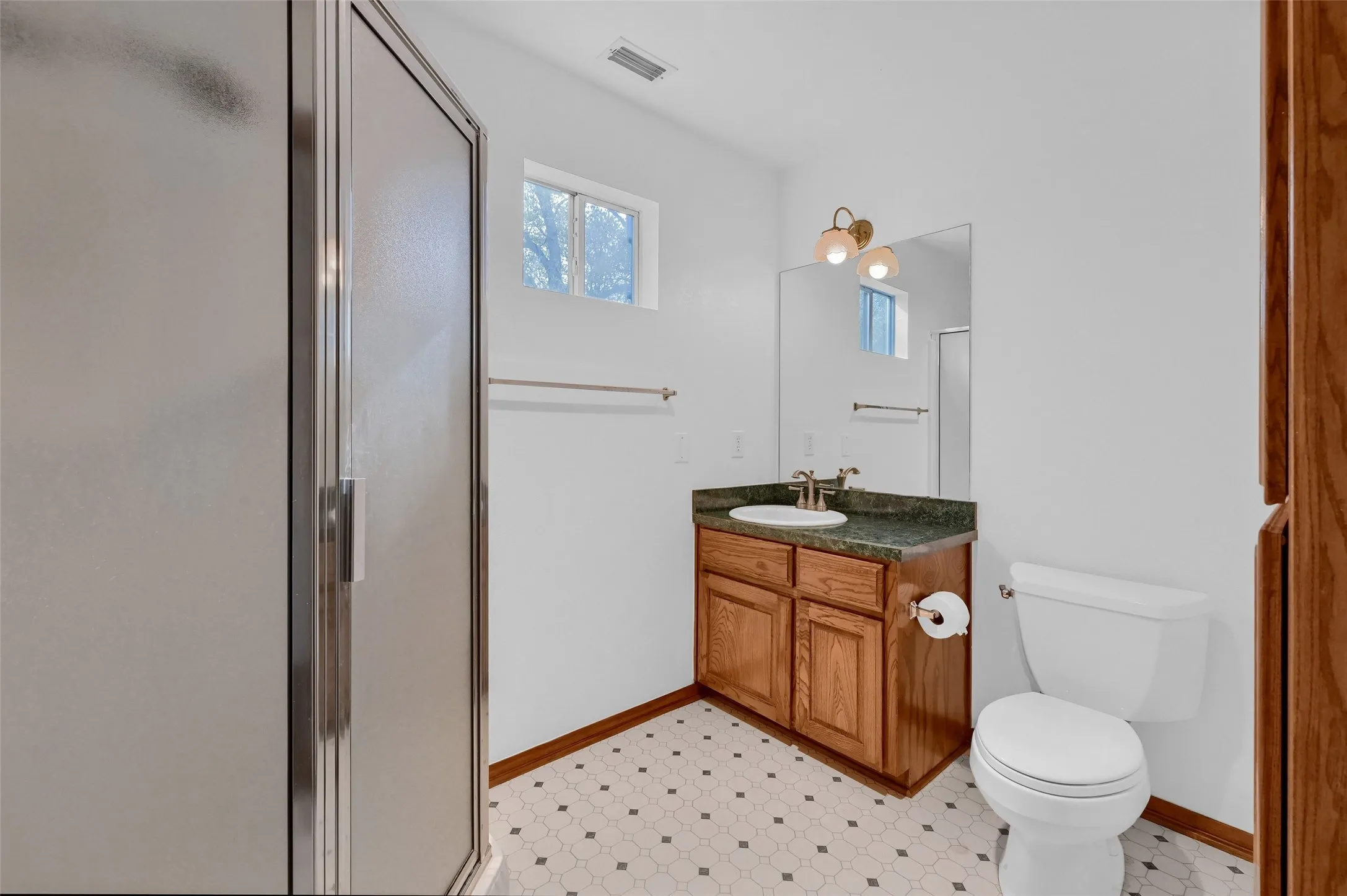 Single Family Residence For Sale in Grayson County , 2 Harborview Circle, Denison, Texas 75020, 3 Bedroom, 2 Bathroom, 2 Garage spaces, 2,250 Sqft, built in 1991, Preowned, mls#21259281, Real Estate Agent in Denison, Homes For Sale in Grayson county, Homes For Sale in Denison, Realtor in Denison Texas, Real Estate Brokerage Independent Realty Texas, Luminita Cordes Realtor