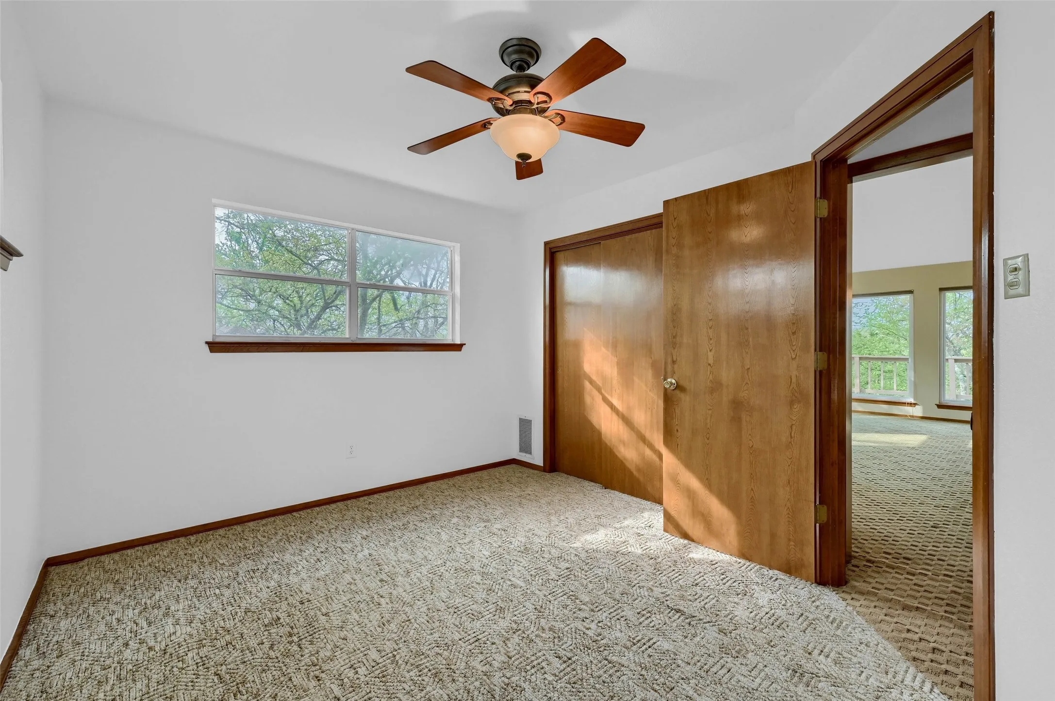 Single Family Residence For Sale in Grayson County , 2 Harborview Circle, Denison, Texas 75020, 3 Bedroom, 2 Bathroom, 2 Garage spaces, 2,250 Sqft, built in 1991, Preowned, mls#21259281, Real Estate Agent in Denison, Homes For Sale in Grayson county, Homes For Sale in Denison, Realtor in Denison Texas, Real Estate Brokerage Independent Realty Texas, Luminita Cordes Realtor