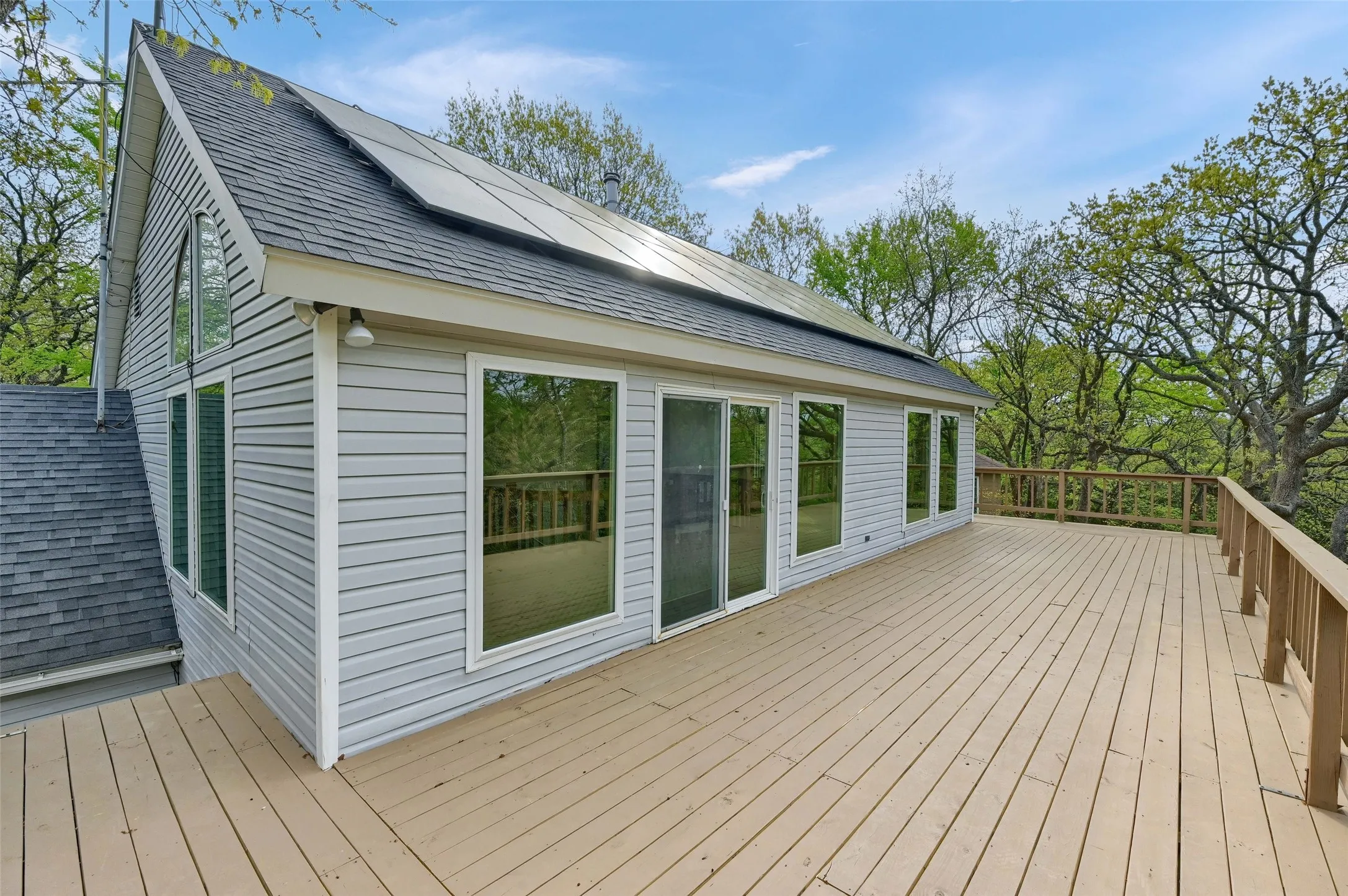 Single Family Residence For Sale in Grayson County , 2 Harborview Circle, Denison, Texas 75020, 3 Bedroom, 2 Bathroom, 2 Garage spaces, 2,250 Sqft, built in 1991, Preowned, mls#21259281, Real Estate Agent in Denison, Homes For Sale in Grayson county, Homes For Sale in Denison, Realtor in Denison Texas, Real Estate Brokerage Independent Realty Texas, Luminita Cordes Realtor