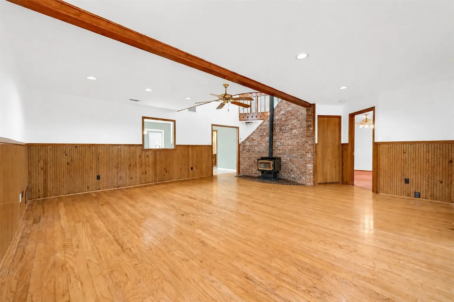 Single Family Residence For Sale in Grayson County , 2 Harborview Circle, Denison, Texas 75020, 3 Bedroom, 2 Bathroom, 2 Garage spaces, 2,250 Sqft, built in 1991, Preowned, mls#21259281, Real Estate Agent in Denison, Homes For Sale in Grayson county, Homes For Sale in Denison, Realtor in Denison Texas, Real Estate Brokerage Independent Realty Texas, Luminita Cordes Realtor