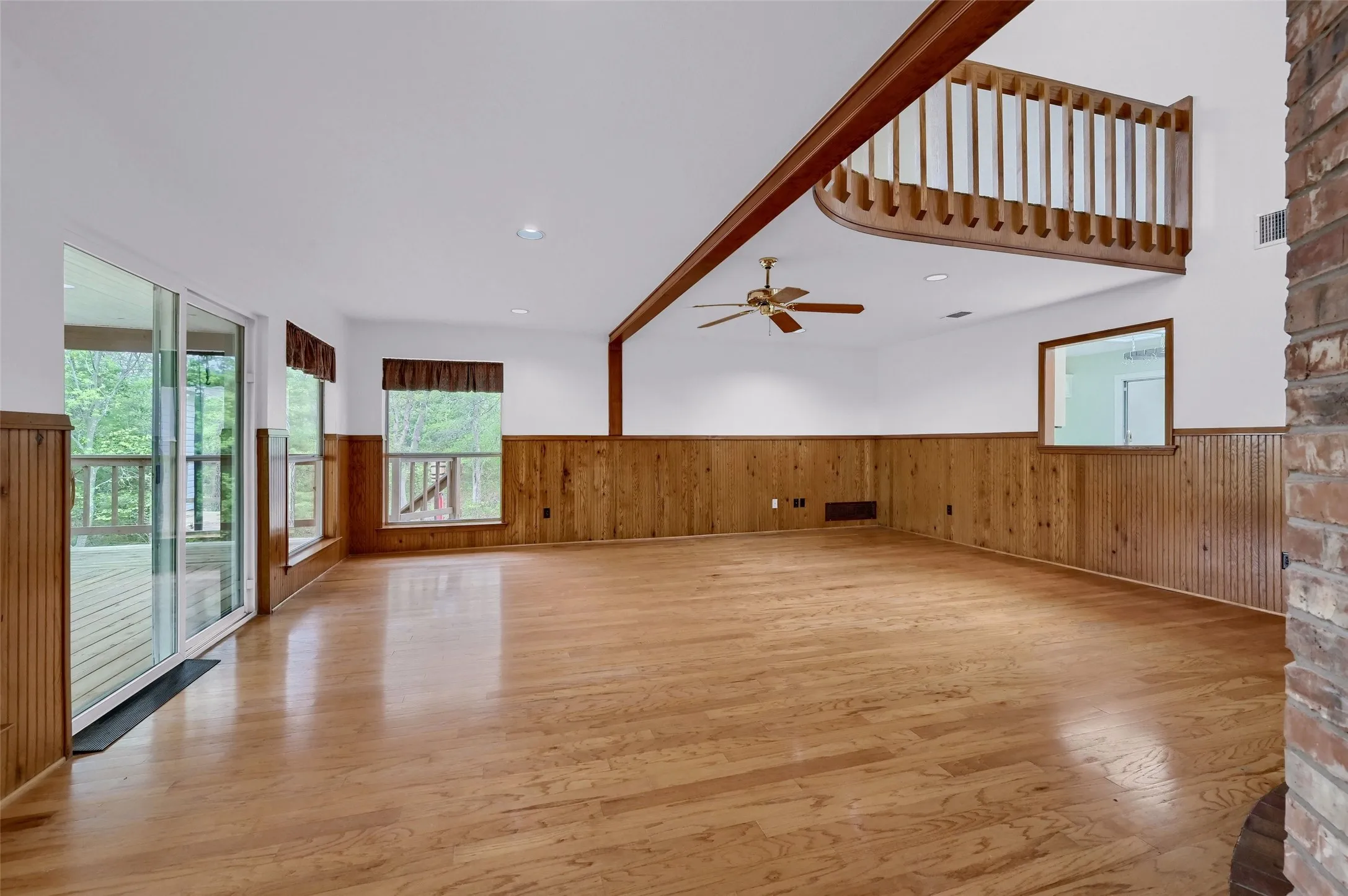 Single Family Residence For Sale in Grayson County , 2 Harborview Circle, Denison, Texas 75020, 3 Bedroom, 2 Bathroom, 2 Garage spaces, 2,250 Sqft, built in 1991, Preowned, mls#21259281, Real Estate Agent in Denison, Homes For Sale in Grayson county, Homes For Sale in Denison, Realtor in Denison Texas, Real Estate Brokerage Independent Realty Texas, Luminita Cordes Realtor