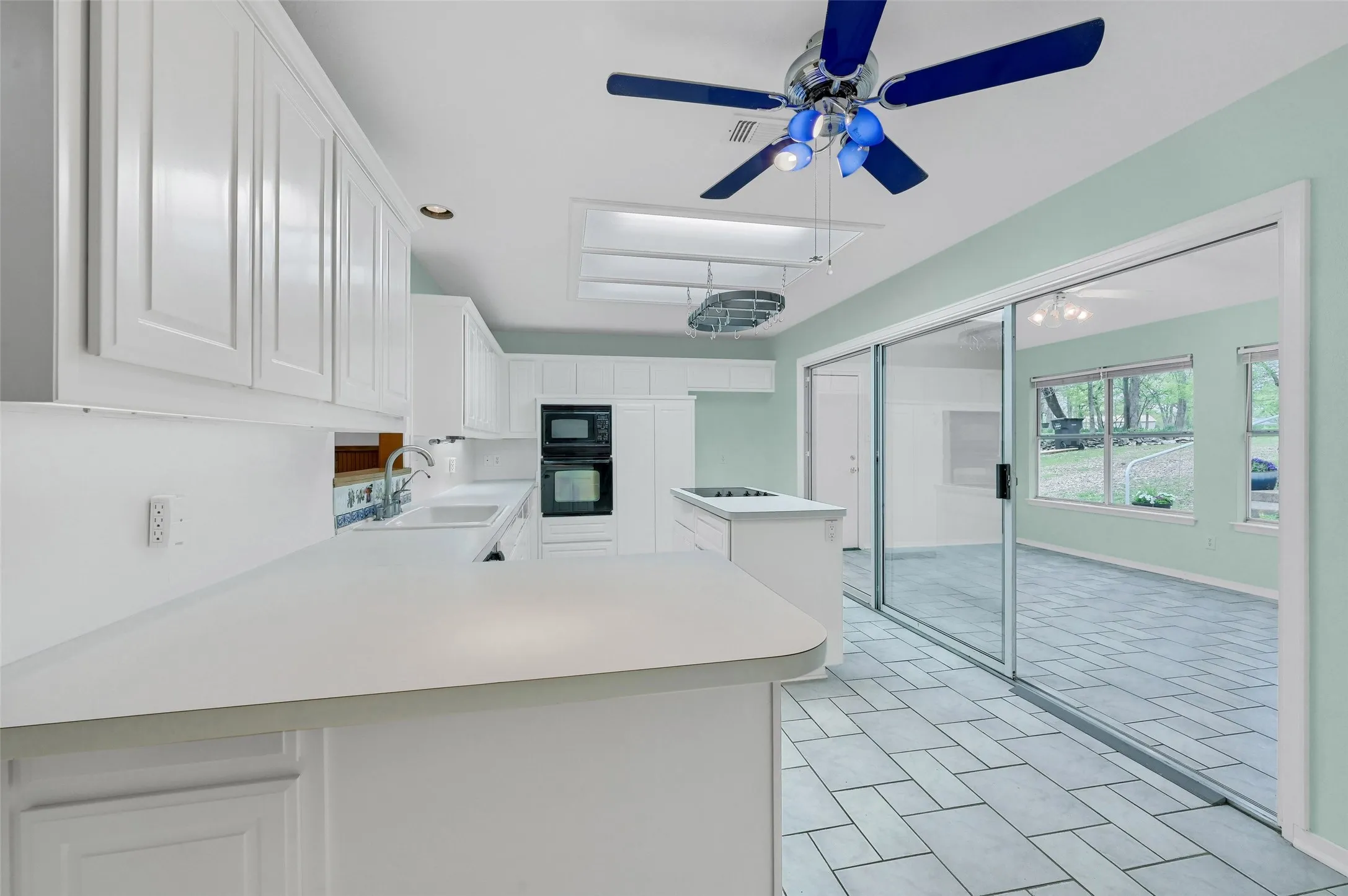Single Family Residence For Sale in Grayson County , 2 Harborview Circle, Denison, Texas 75020, 3 Bedroom, 2 Bathroom, 2 Garage spaces, 2,250 Sqft, built in 1991, Preowned, mls#21259281, Real Estate Agent in Denison, Homes For Sale in Grayson county, Homes For Sale in Denison, Realtor in Denison Texas, Real Estate Brokerage Independent Realty Texas, Luminita Cordes Realtor