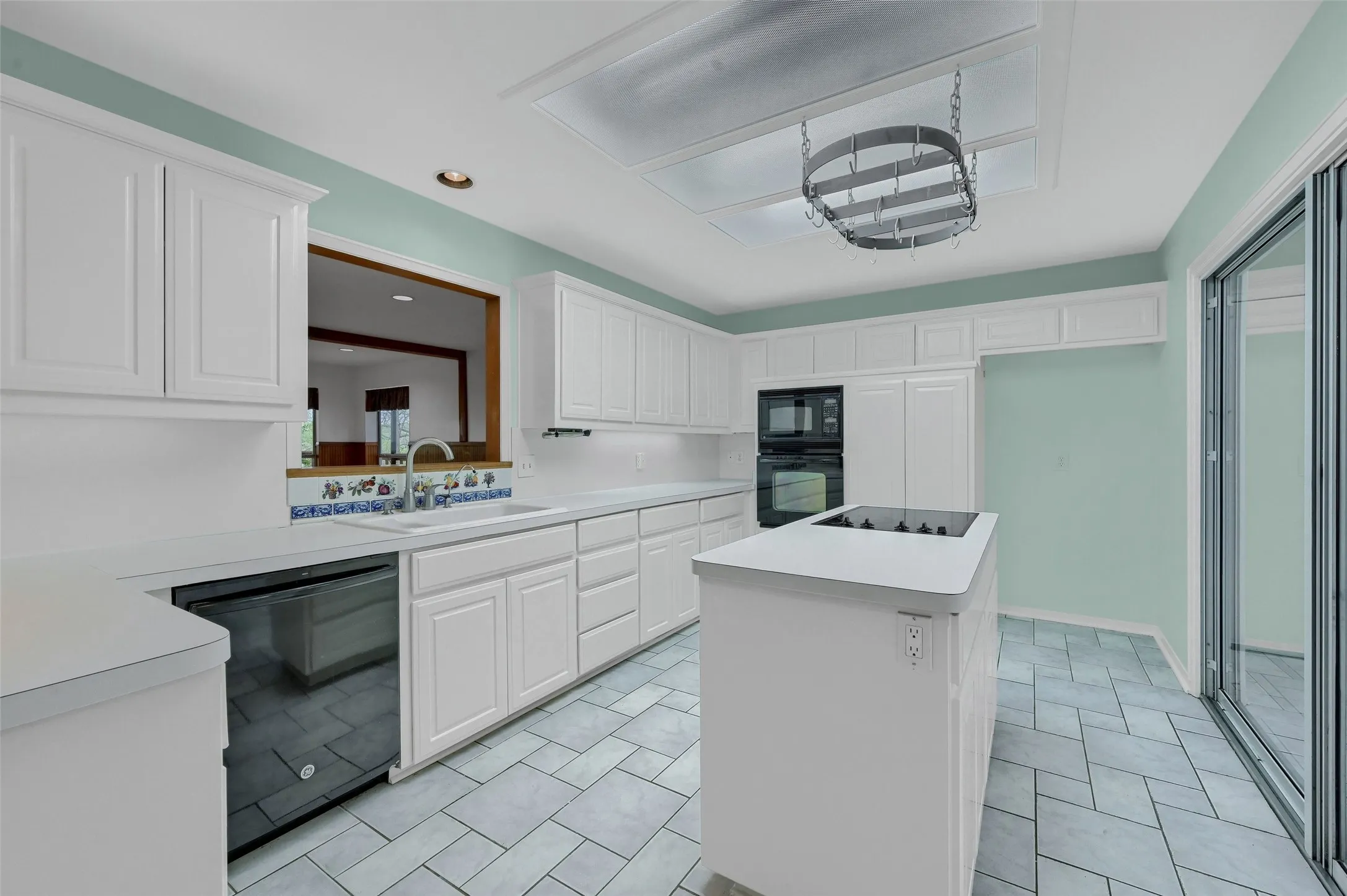 Single Family Residence For Sale in Grayson County , 2 Harborview Circle, Denison, Texas 75020, 3 Bedroom, 2 Bathroom, 2 Garage spaces, 2,250 Sqft, built in 1991, Preowned, mls#21259281, Real Estate Agent in Denison, Homes For Sale in Grayson county, Homes For Sale in Denison, Realtor in Denison Texas, Real Estate Brokerage Independent Realty Texas, Luminita Cordes Realtor