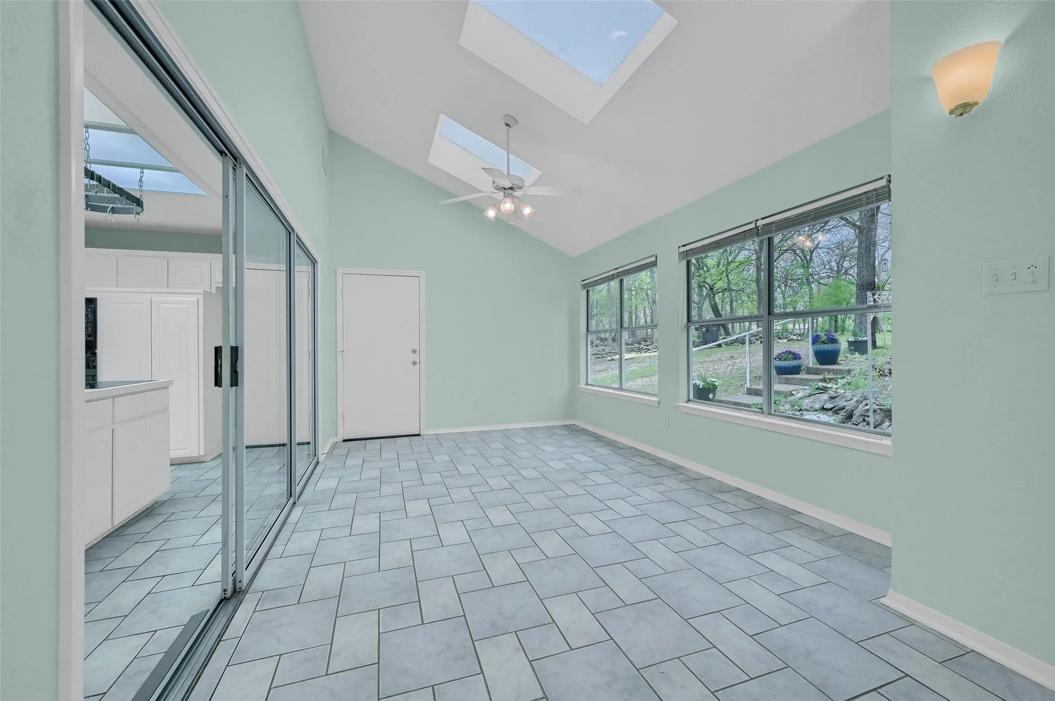 Single Family Residence For Sale in Grayson County , 2 Harborview Circle, Denison, Texas 75020, 3 Bedroom, 2 Bathroom, 2 Garage spaces, 2,250 Sqft, built in 1991, Preowned, mls#21259281, Real Estate Agent in Denison, Homes For Sale in Grayson county, Homes For Sale in Denison, Realtor in Denison Texas, Real Estate Brokerage Independent Realty Texas, Luminita Cordes Realtor