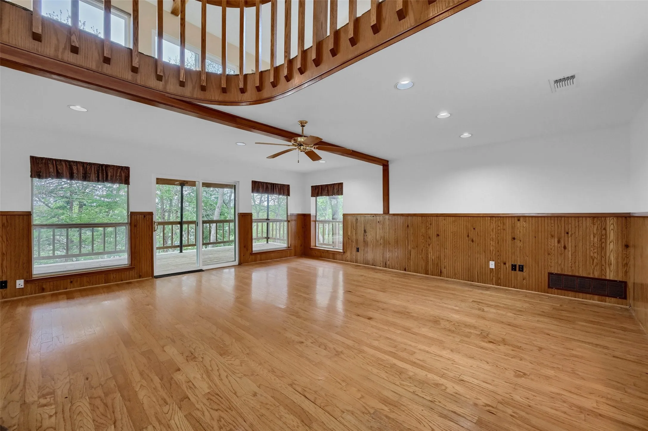 Single Family Residence For Sale in Grayson County , 2 Harborview Circle, Denison, Texas 75020, 3 Bedroom, 2 Bathroom, 2 Garage spaces, 2,250 Sqft, built in 1991, Preowned, mls#21259281, Real Estate Agent in Denison, Homes For Sale in Grayson county, Homes For Sale in Denison, Realtor in Denison Texas, Real Estate Brokerage Independent Realty Texas, Luminita Cordes Realtor