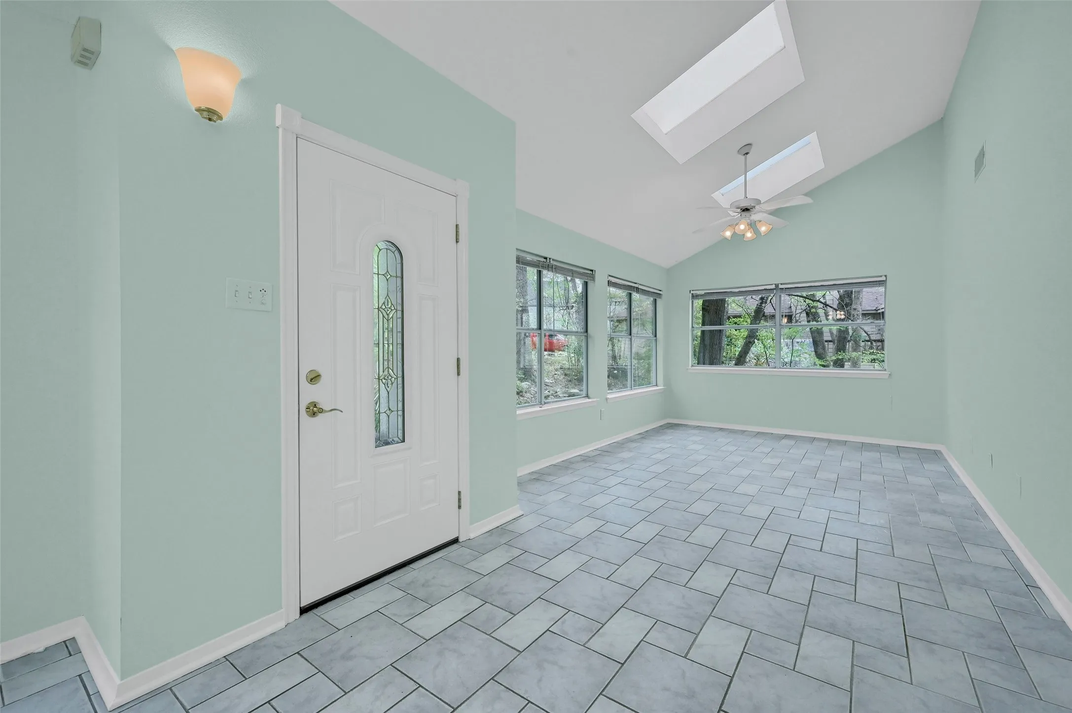 Single Family Residence For Sale in Grayson County , 2 Harborview Circle, Denison, Texas 75020, 3 Bedroom, 2 Bathroom, 2 Garage spaces, 2,250 Sqft, built in 1991, Preowned, mls#21259281, Real Estate Agent in Denison, Homes For Sale in Grayson county, Homes For Sale in Denison, Realtor in Denison Texas, Real Estate Brokerage Independent Realty Texas, Luminita Cordes Realtor