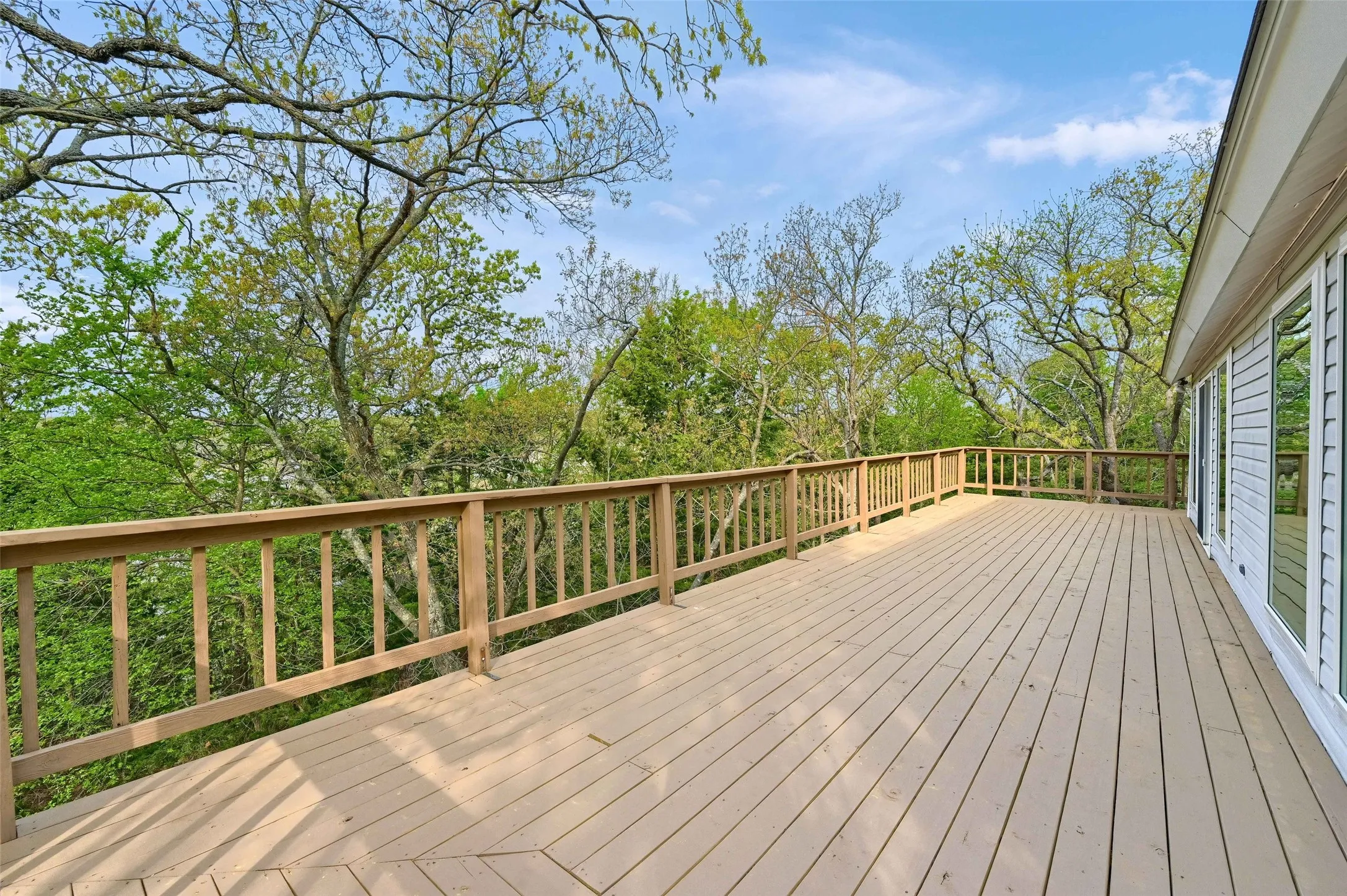 Single Family Residence For Sale in Grayson County , 2 Harborview Circle, Denison, Texas 75020, 3 Bedroom, 2 Bathroom, 2 Garage spaces, 2,250 Sqft, built in 1991, Preowned, mls#21259281, Real Estate Agent in Denison, Homes For Sale in Grayson county, Homes For Sale in Denison, Realtor in Denison Texas, Real Estate Brokerage Independent Realty Texas, Luminita Cordes Realtor