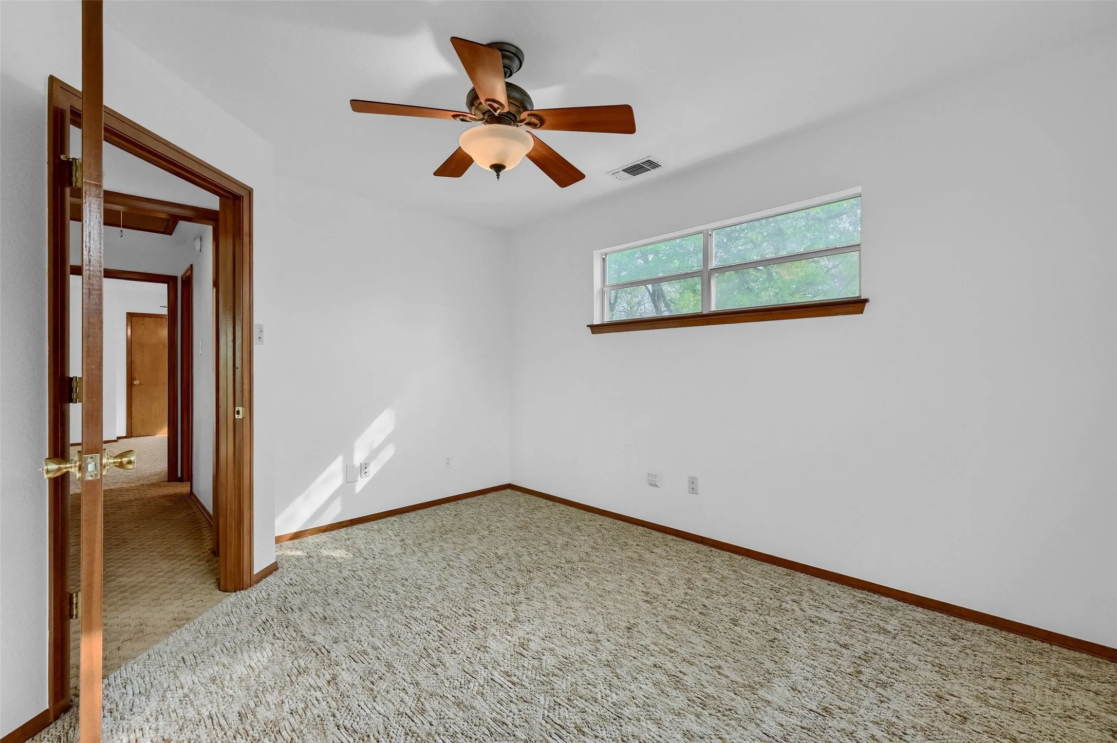 Single Family Residence For Sale in Grayson County , 2 Harborview Circle, Denison, Texas 75020, 3 Bedroom, 2 Bathroom, 2 Garage spaces, 2,250 Sqft, built in 1991, Preowned, mls#21259281, Real Estate Agent in Denison, Homes For Sale in Grayson county, Homes For Sale in Denison, Realtor in Denison Texas, Real Estate Brokerage Independent Realty Texas, Luminita Cordes Realtor
