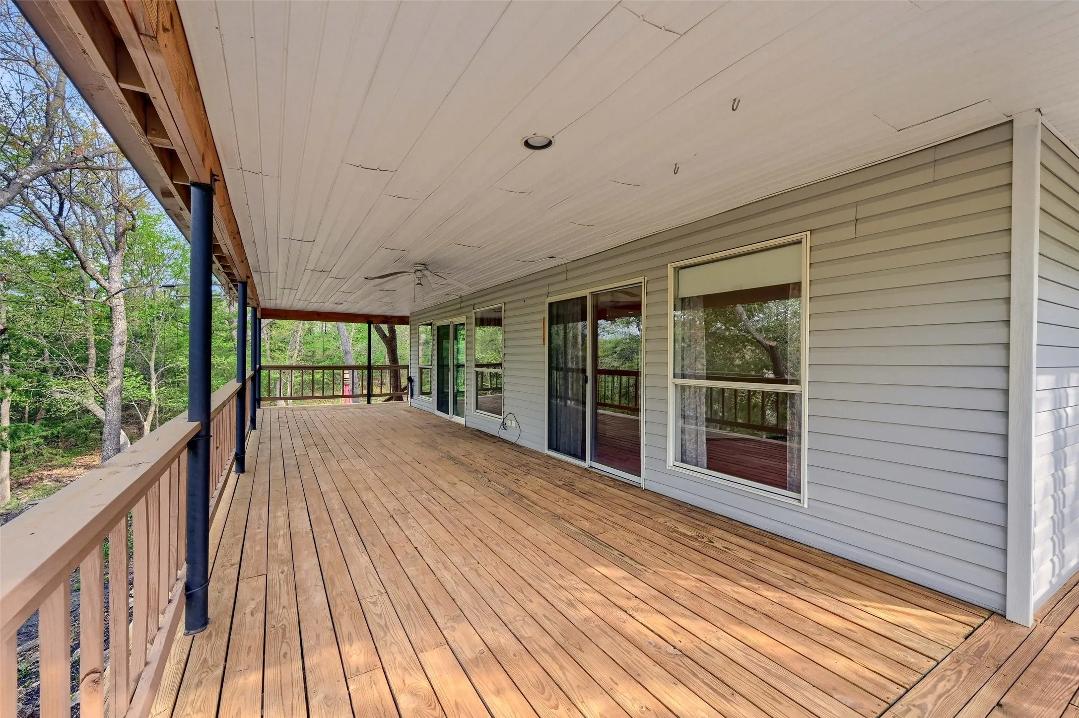 Single Family Residence For Sale in Grayson County , 2 Harborview Circle, Denison, Texas 75020, 3 Bedroom, 2 Bathroom, 2 Garage spaces, 2,250 Sqft, built in 1991, Preowned, mls#21259281, Real Estate Agent in Denison, Homes For Sale in Grayson county, Homes For Sale in Denison, Realtor in Denison Texas, Real Estate Brokerage Independent Realty Texas, Luminita Cordes Realtor