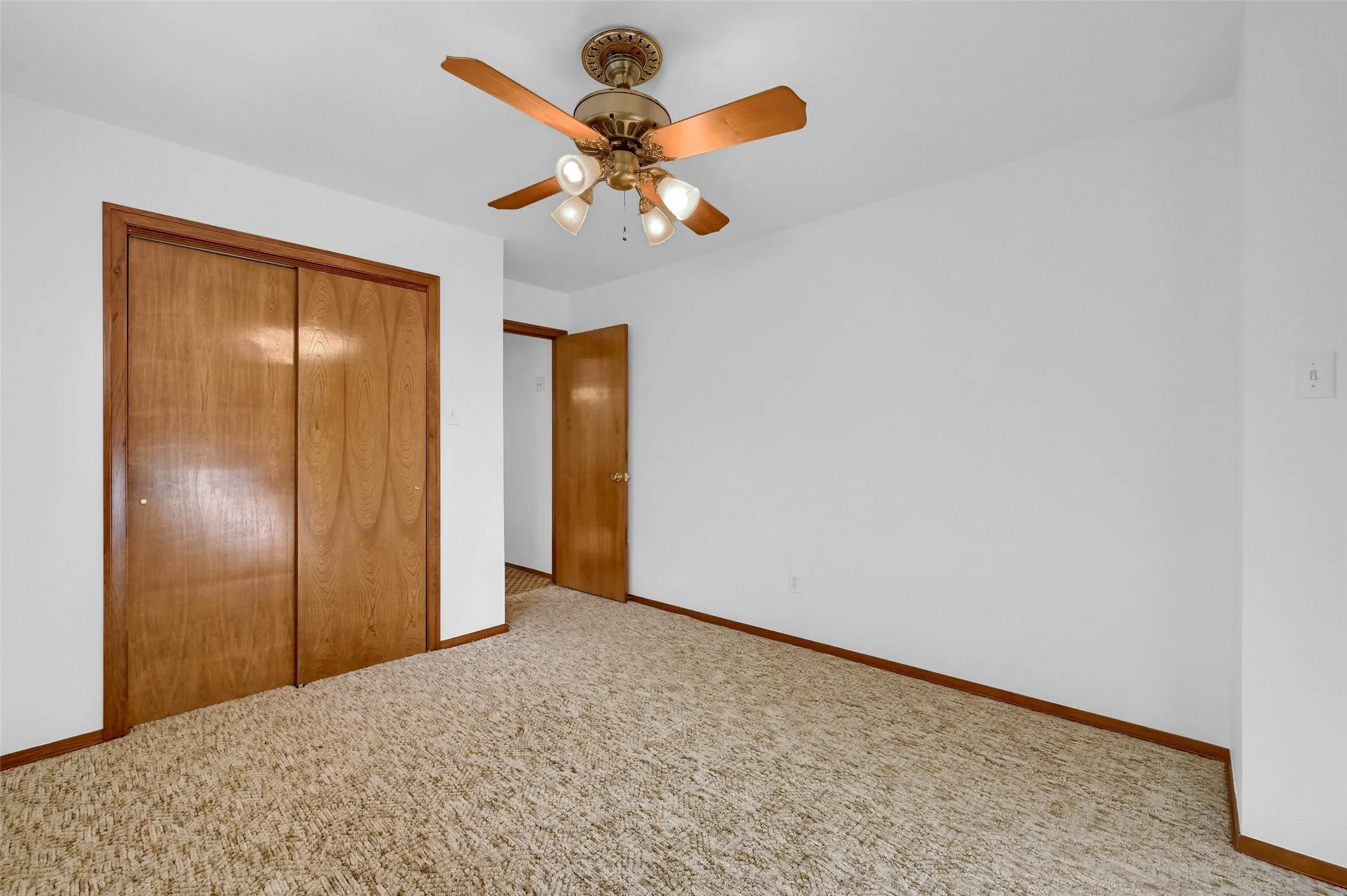 Single Family Residence For Sale in Grayson County , 2 Harborview Circle, Denison, Texas 75020, 3 Bedroom, 2 Bathroom, 2 Garage spaces, 2,250 Sqft, built in 1991, Preowned, mls#21259281, Real Estate Agent in Denison, Homes For Sale in Grayson county, Homes For Sale in Denison, Realtor in Denison Texas, Real Estate Brokerage Independent Realty Texas, Luminita Cordes Realtor
