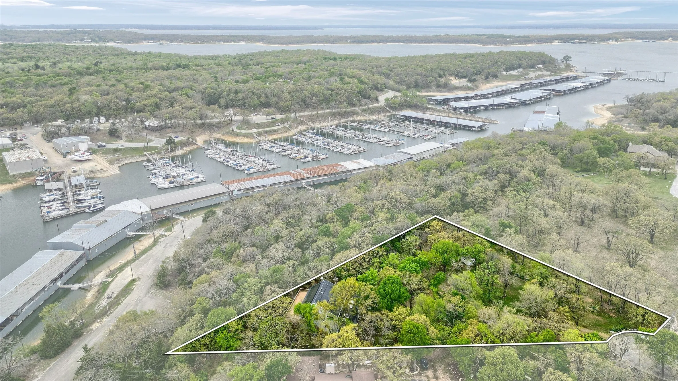 Single Family Residence For Sale in Grayson County , 2 Harborview Circle, Denison, Texas 75020, 3 Bedroom, 2 Bathroom, 2 Garage spaces, 2,250 Sqft, built in 1991, Preowned, mls#21259281, Real Estate Agent in Denison, Homes For Sale in Grayson county, Homes For Sale in Denison, Realtor in Denison Texas, Real Estate Brokerage Independent Realty Texas, Luminita Cordes Realtor