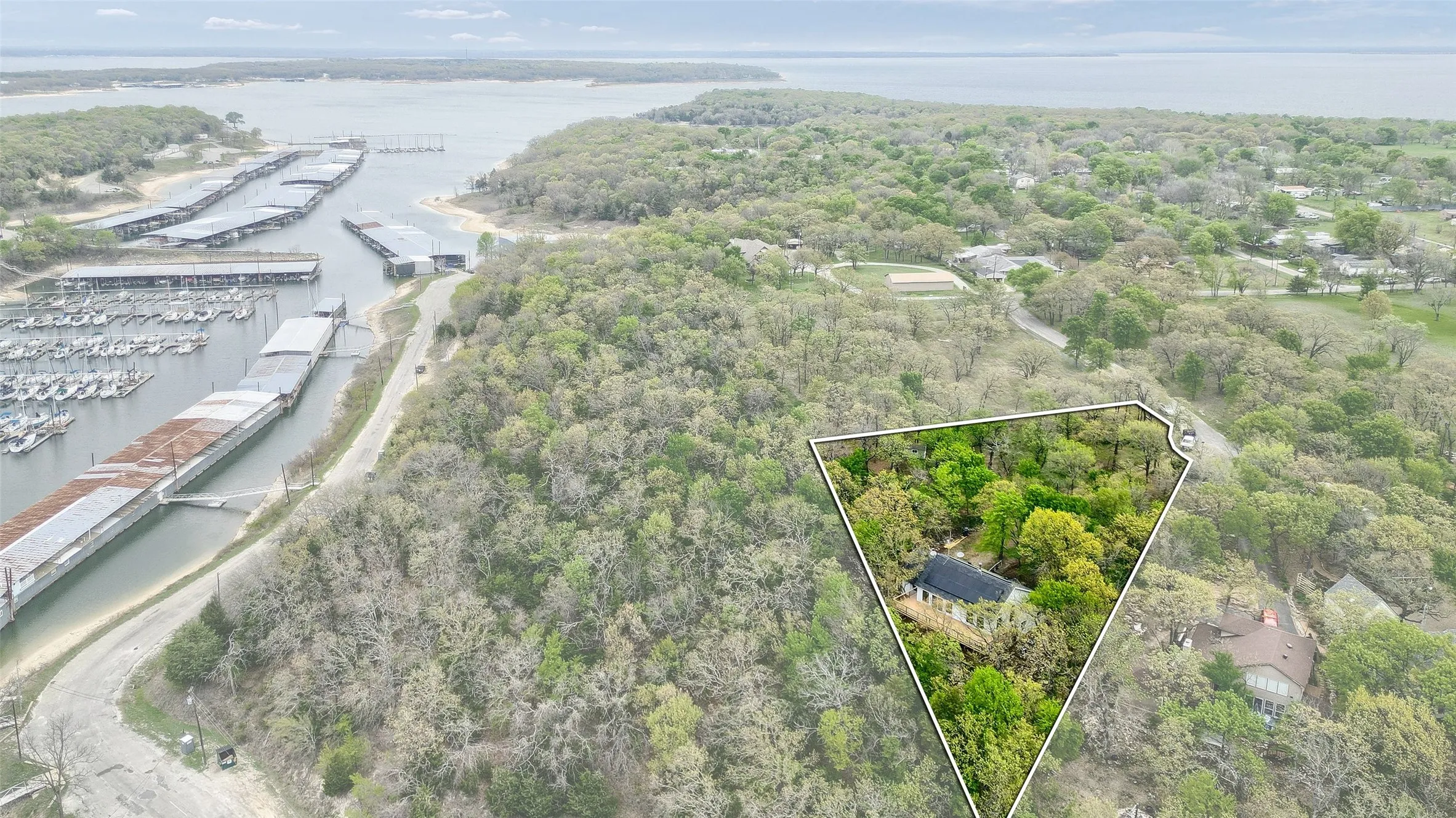 Single Family Residence For Sale in Grayson County , 2 Harborview Circle, Denison, Texas 75020, 3 Bedroom, 2 Bathroom, 2 Garage spaces, 2,250 Sqft, built in 1991, Preowned, mls#21259281, Real Estate Agent in Denison, Homes For Sale in Grayson county, Homes For Sale in Denison, Realtor in Denison Texas, Real Estate Brokerage Independent Realty Texas, Luminita Cordes Realtor