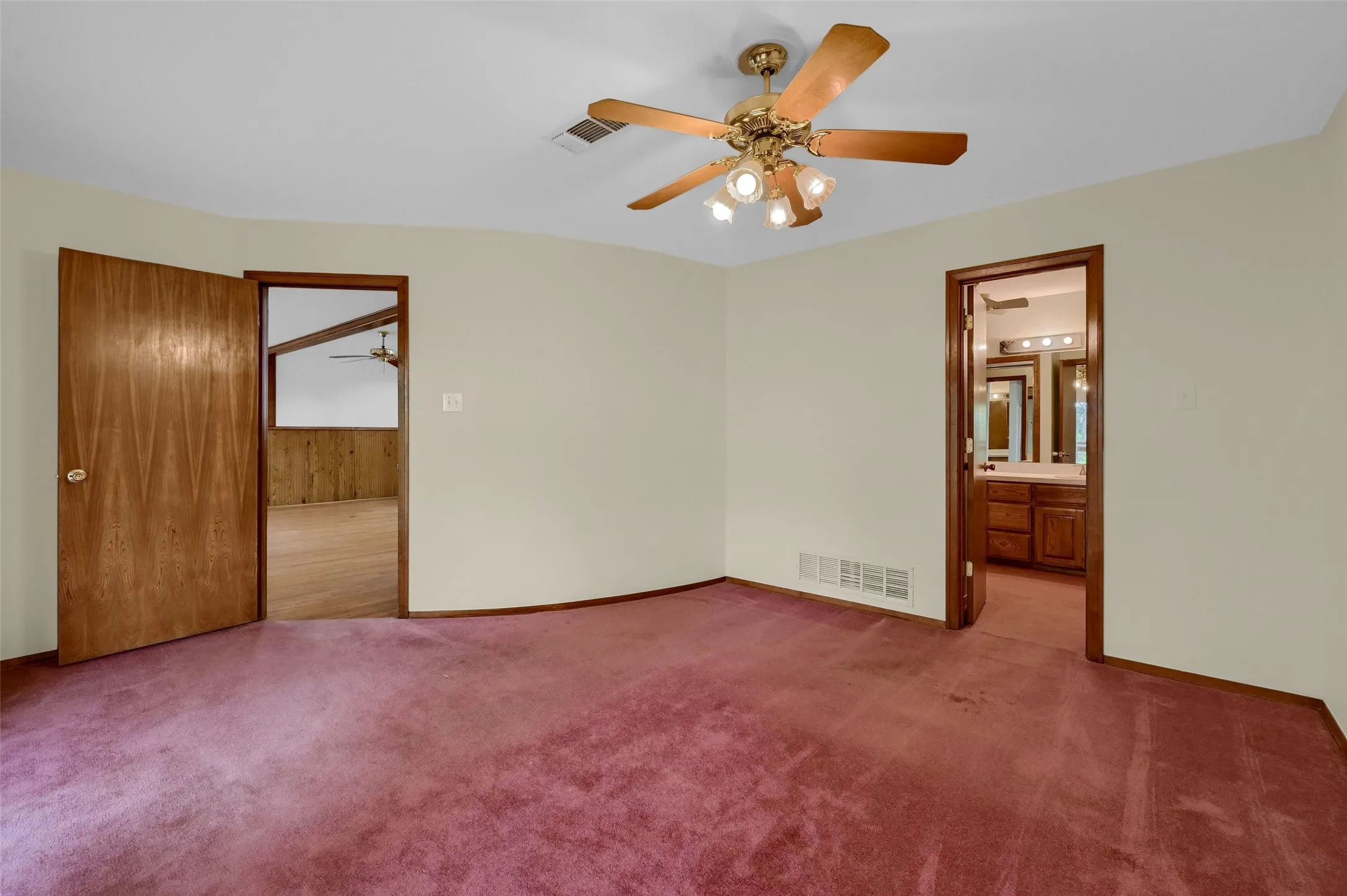 Single Family Residence For Sale in Grayson County , 2 Harborview Circle, Denison, Texas 75020, 3 Bedroom, 2 Bathroom, 2 Garage spaces, 2,250 Sqft, built in 1991, Preowned, mls#21259281, Real Estate Agent in Denison, Homes For Sale in Grayson county, Homes For Sale in Denison, Realtor in Denison Texas, Real Estate Brokerage Independent Realty Texas, Luminita Cordes Realtor