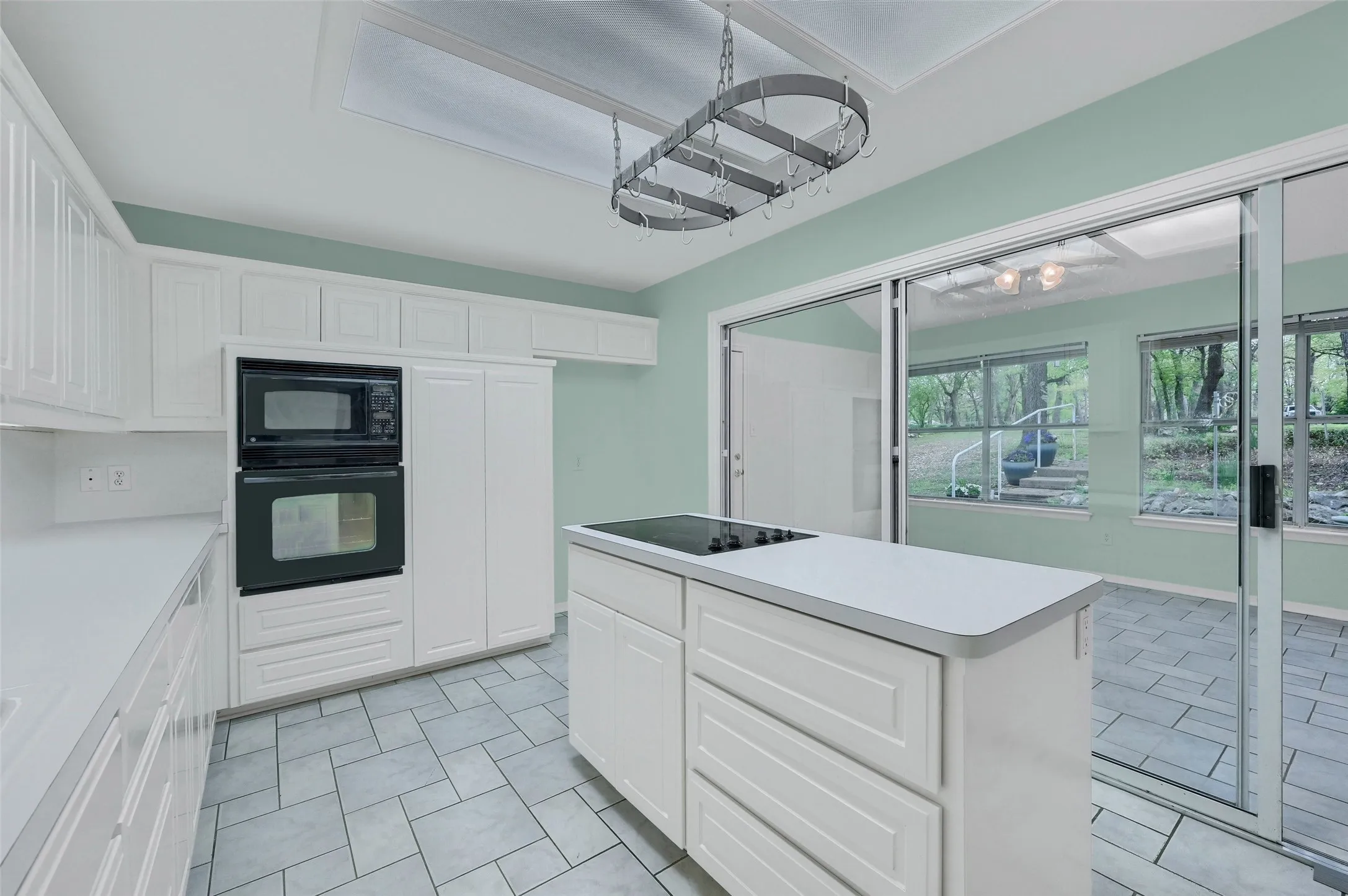 Single Family Residence For Sale in Grayson County , 2 Harborview Circle, Denison, Texas 75020, 3 Bedroom, 2 Bathroom, 2 Garage spaces, 2,250 Sqft, built in 1991, Preowned, mls#21259281, Real Estate Agent in Denison, Homes For Sale in Grayson county, Homes For Sale in Denison, Realtor in Denison Texas, Real Estate Brokerage Independent Realty Texas, Luminita Cordes Realtor