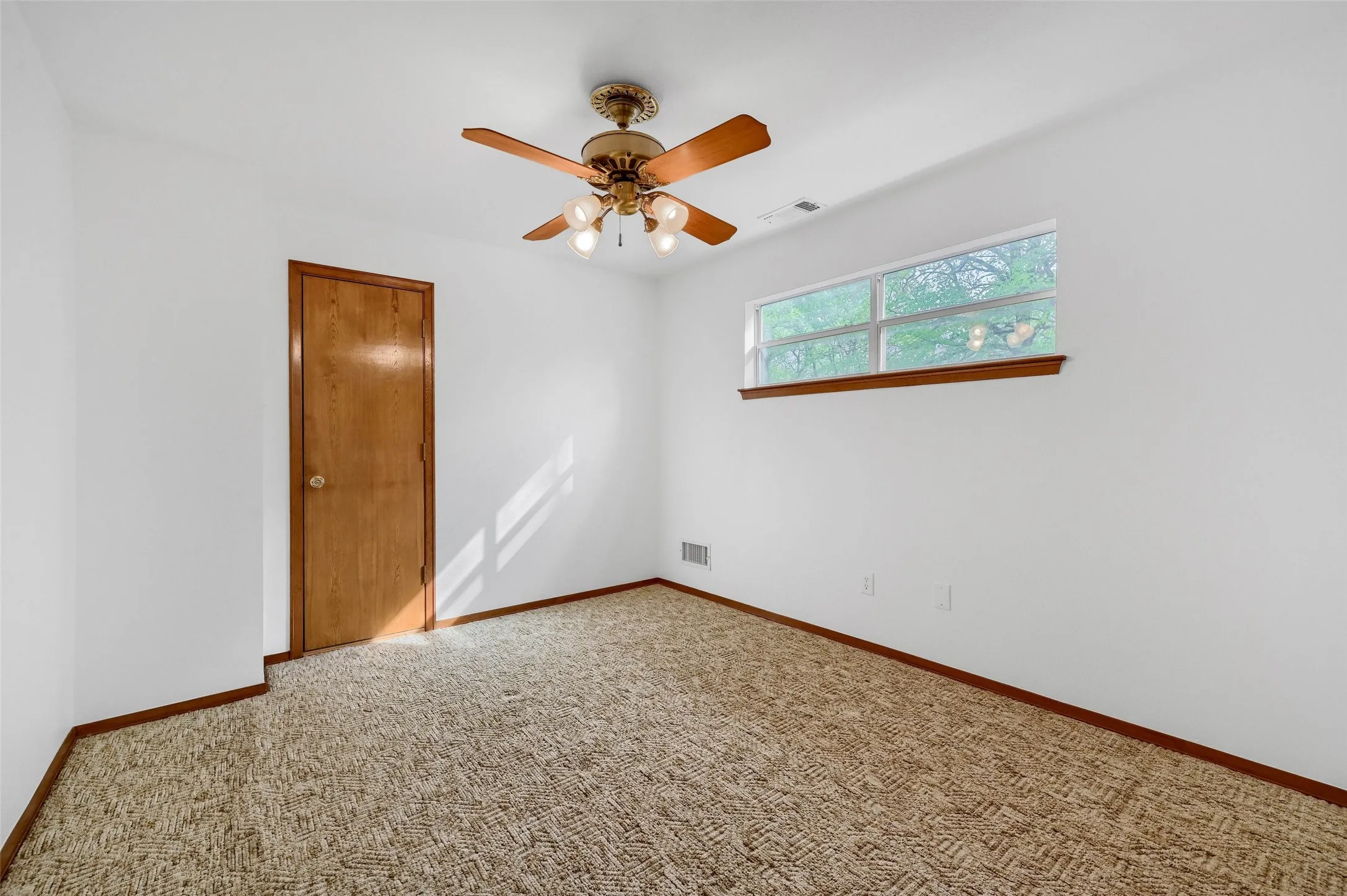 Single Family Residence For Sale in Grayson County , 2 Harborview Circle, Denison, Texas 75020, 3 Bedroom, 2 Bathroom, 2 Garage spaces, 2,250 Sqft, built in 1991, Preowned, mls#21259281, Real Estate Agent in Denison, Homes For Sale in Grayson county, Homes For Sale in Denison, Realtor in Denison Texas, Real Estate Brokerage Independent Realty Texas, Luminita Cordes Realtor