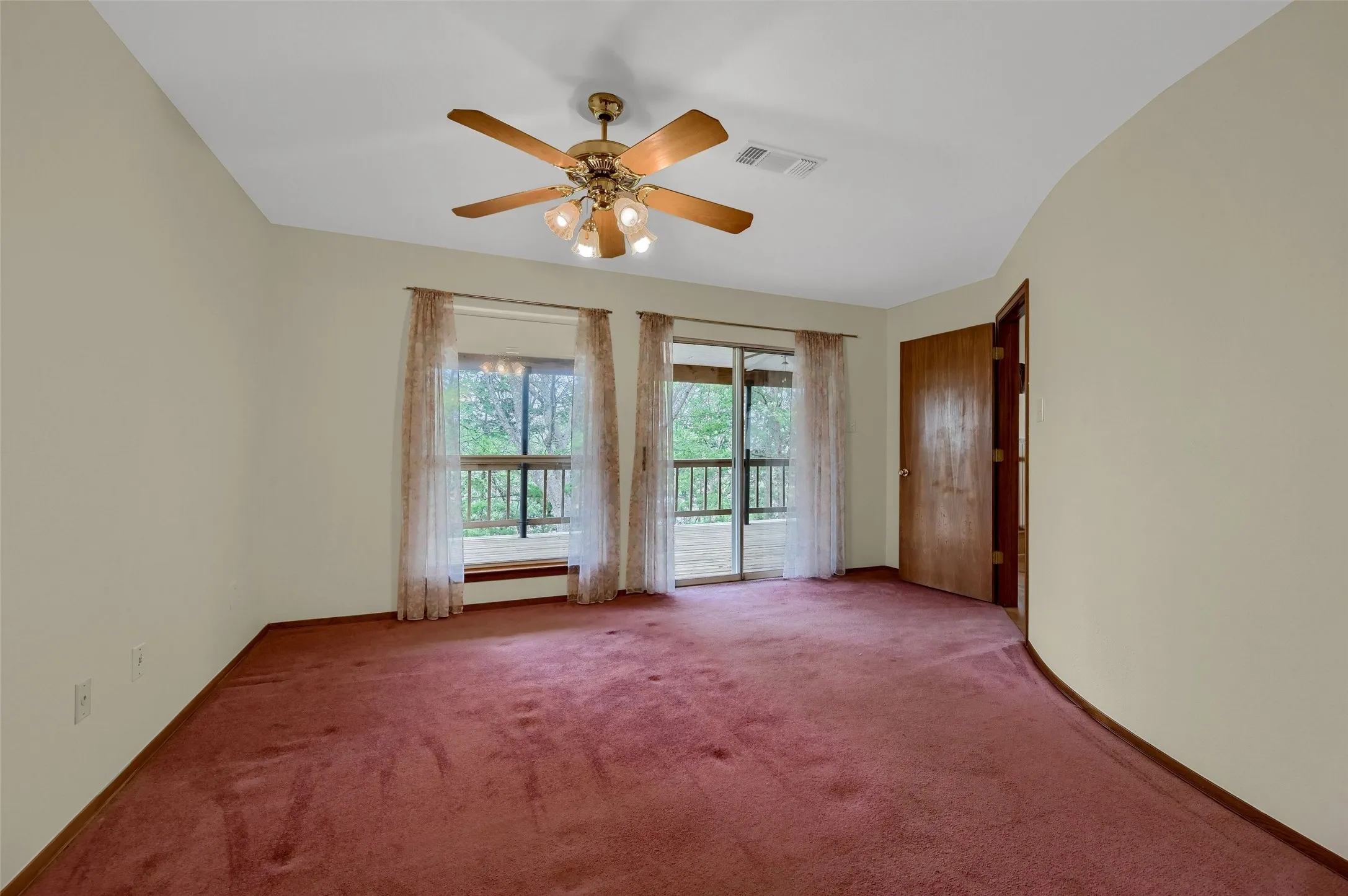 Single Family Residence For Sale in Grayson County , 2 Harborview Circle, Denison, Texas 75020, 3 Bedroom, 2 Bathroom, 2 Garage spaces, 2,250 Sqft, built in 1991, Preowned, mls#21259281, Real Estate Agent in Denison, Homes For Sale in Grayson county, Homes For Sale in Denison, Realtor in Denison Texas, Real Estate Brokerage Independent Realty Texas, Luminita Cordes Realtor