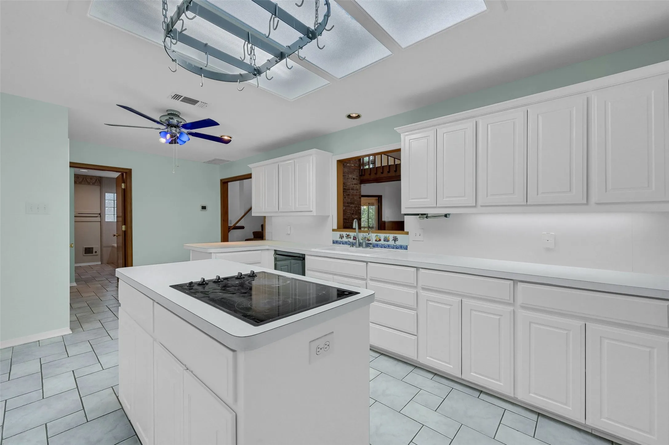 Single Family Residence For Sale in Grayson County , 2 Harborview Circle, Denison, Texas 75020, 3 Bedroom, 2 Bathroom, 2 Garage spaces, 2,250 Sqft, built in 1991, Preowned, mls#21259281, Real Estate Agent in Denison, Homes For Sale in Grayson county, Homes For Sale in Denison, Realtor in Denison Texas, Real Estate Brokerage Independent Realty Texas, Luminita Cordes Realtor