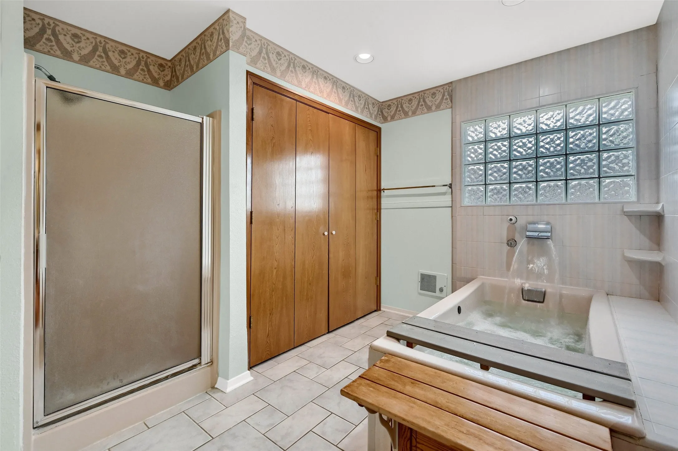 Single Family Residence For Sale in Grayson County , 2 Harborview Circle, Denison, Texas 75020, 3 Bedroom, 2 Bathroom, 2 Garage spaces, 2,250 Sqft, built in 1991, Preowned, mls#21259281, Real Estate Agent in Denison, Homes For Sale in Grayson county, Homes For Sale in Denison, Realtor in Denison Texas, Real Estate Brokerage Independent Realty Texas, Luminita Cordes Realtor