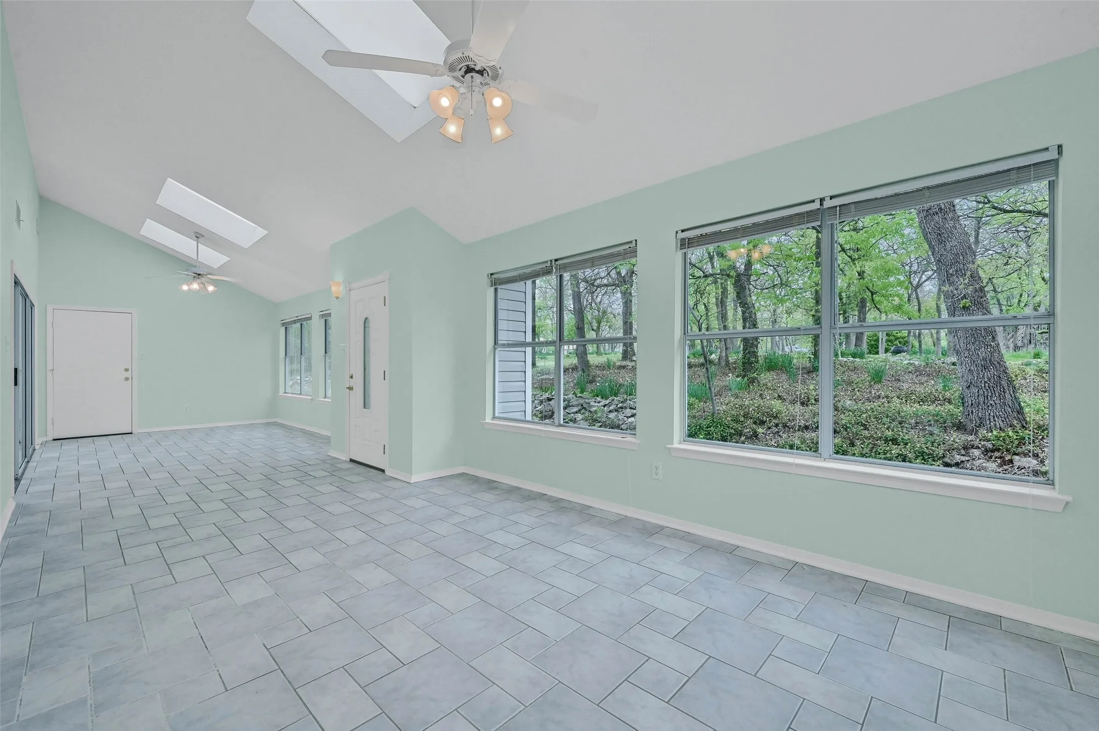 Single Family Residence For Sale in Grayson County , 2 Harborview Circle, Denison, Texas 75020, 3 Bedroom, 2 Bathroom, 2 Garage spaces, 2,250 Sqft, built in 1991, Preowned, mls#21259281, Real Estate Agent in Denison, Homes For Sale in Grayson county, Homes For Sale in Denison, Realtor in Denison Texas, Real Estate Brokerage Independent Realty Texas, Luminita Cordes Realtor