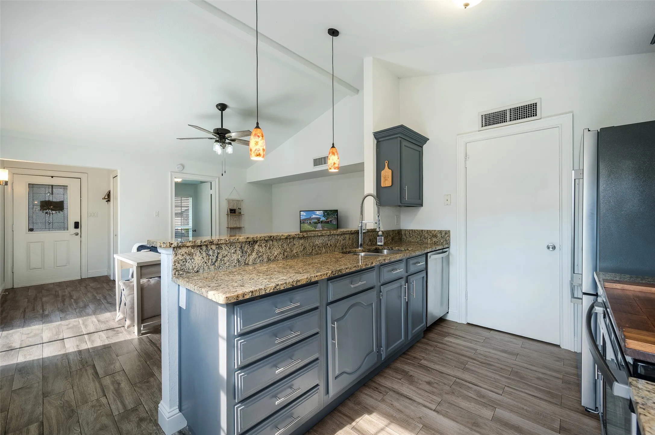 Single Family Residence For Sale in Denton County , 4410 Chapman Street, The Colony, Texas 75056, 2 Bedroom, 1 Bathroom, Garage spaces, 888 Sqft, built in 1983, mls#21259820, Real Estate Agent in The Colony, Homes For Sale in Denton county, Homes For Sale in The Colony, Realtor in The Colony Texas, Real Estate Brokerage Independent Realty Texas, Luminita Cordes Realtor