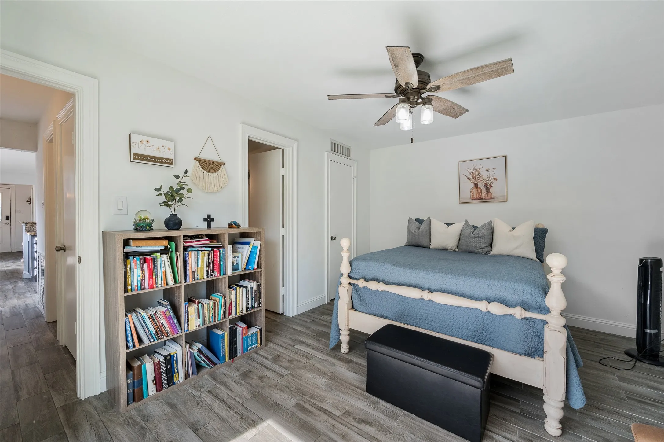 Single Family Residence For Sale in Denton County , 4410 Chapman Street, The Colony, Texas 75056, 2 Bedroom, 1 Bathroom, Garage spaces, 888 Sqft, built in 1983, mls#21259820, Real Estate Agent in The Colony, Homes For Sale in Denton county, Homes For Sale in The Colony, Realtor in The Colony Texas, Real Estate Brokerage Independent Realty Texas, Luminita Cordes Realtor