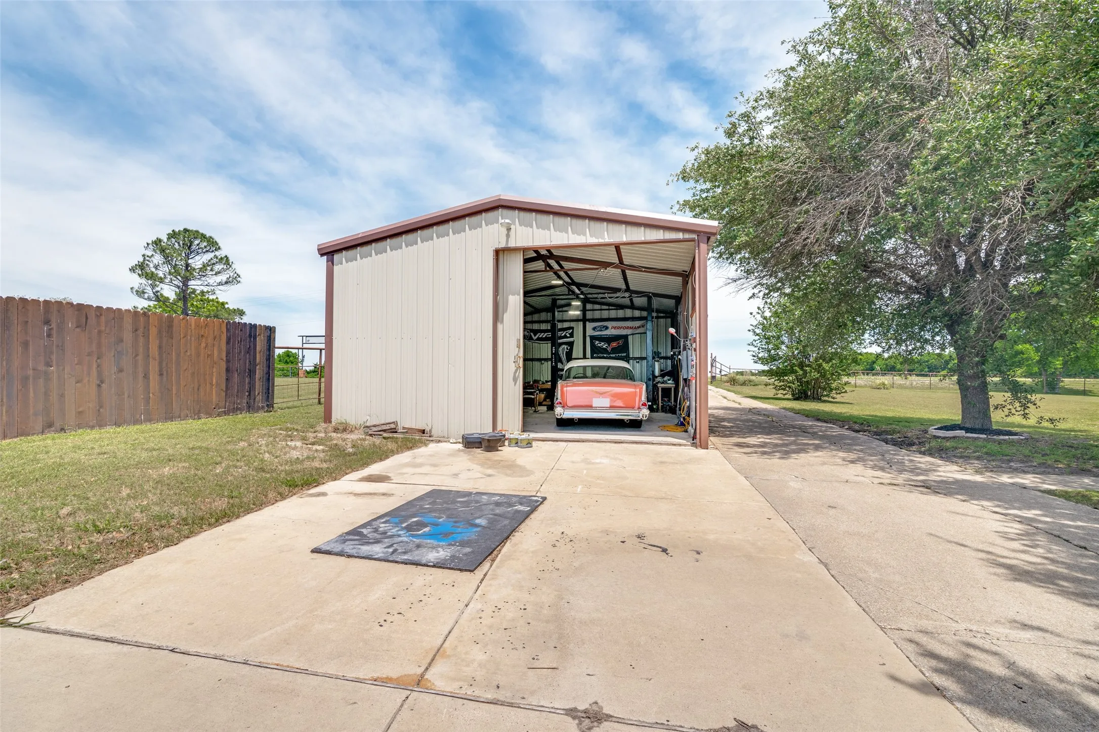 Shop building. Car lift inside is negotiable