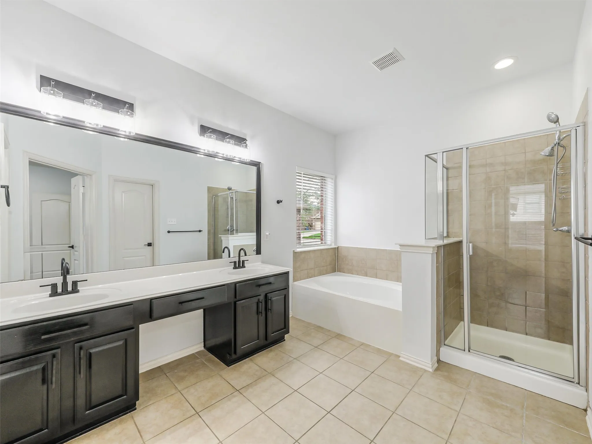 Separate Shower
Soaker Tub
Dual Sink vanity