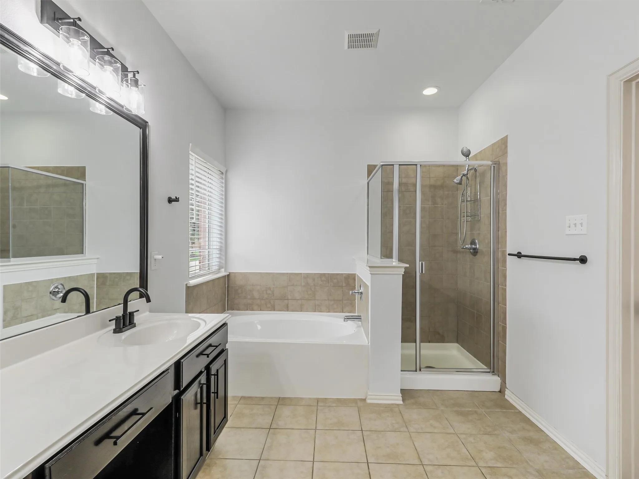 Separate Shower
Soaker Tub
Dual Sink vanity